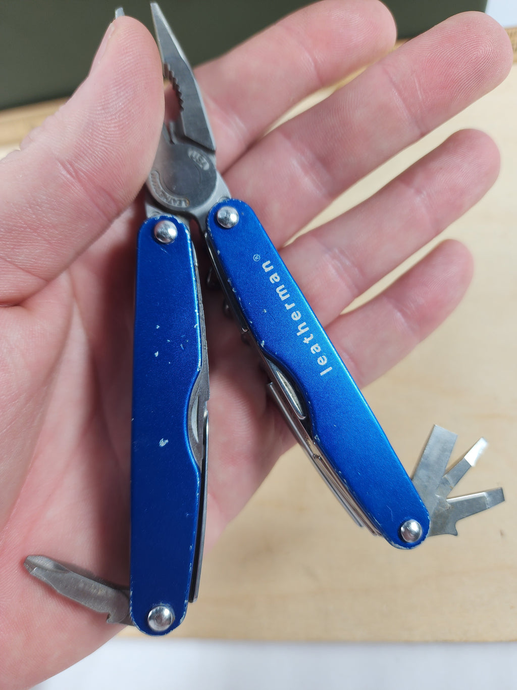 Leatherman Juice Cs4 #-16 Light usage/dirty, possible rust on scissors