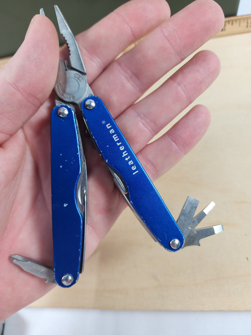 Leatherman Juice Cs4 #-16 Light usage/dirty, possible rust on scissors