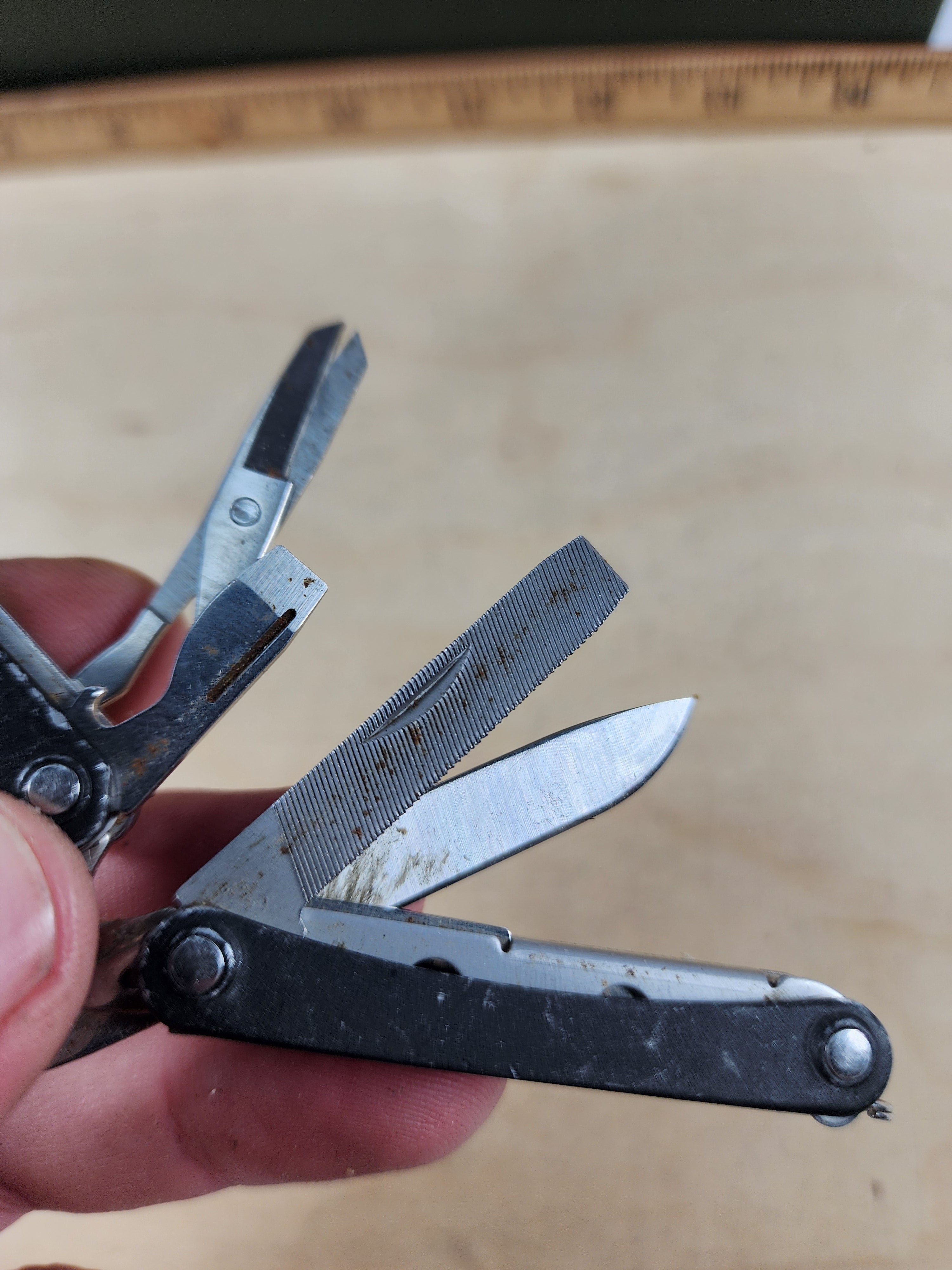 Leatherman Squirt ES4 #-51 Light usage, possible rust, scissors broken