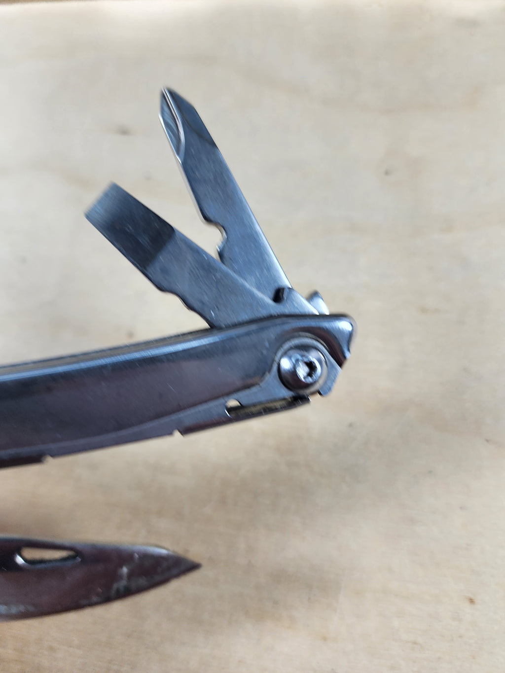 Leatherman Rev #-56 Dirty, possible rust, knife dinged