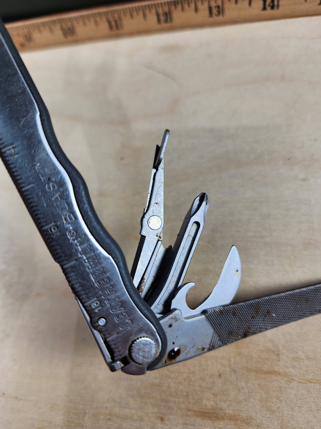 Leatherman Blast #-60 Light usage, dirty, possible rust small bitdriver broken