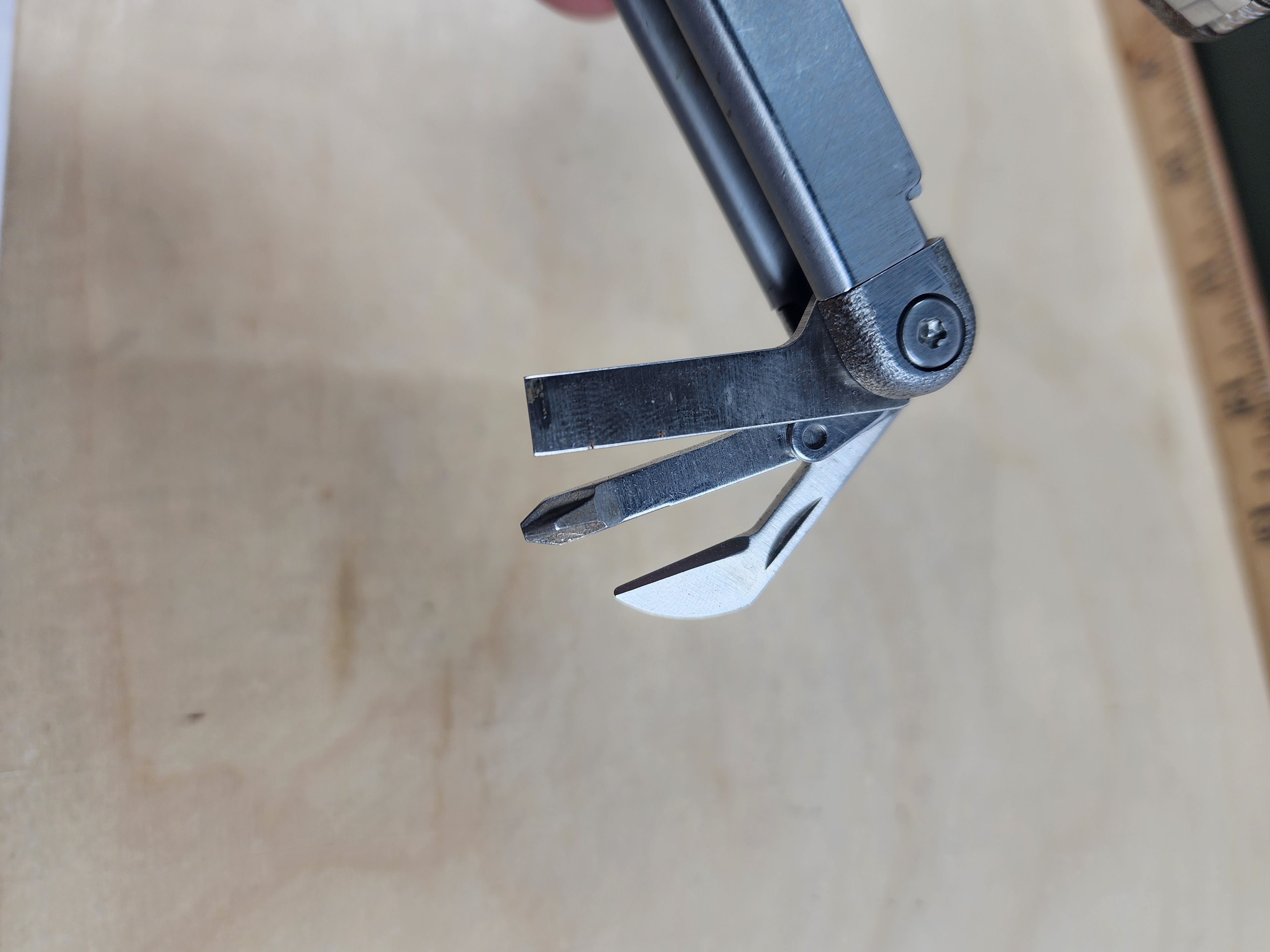 Leatherman Wave #-100 Original, light usage, Handles a wee bit loose 0998/1098
