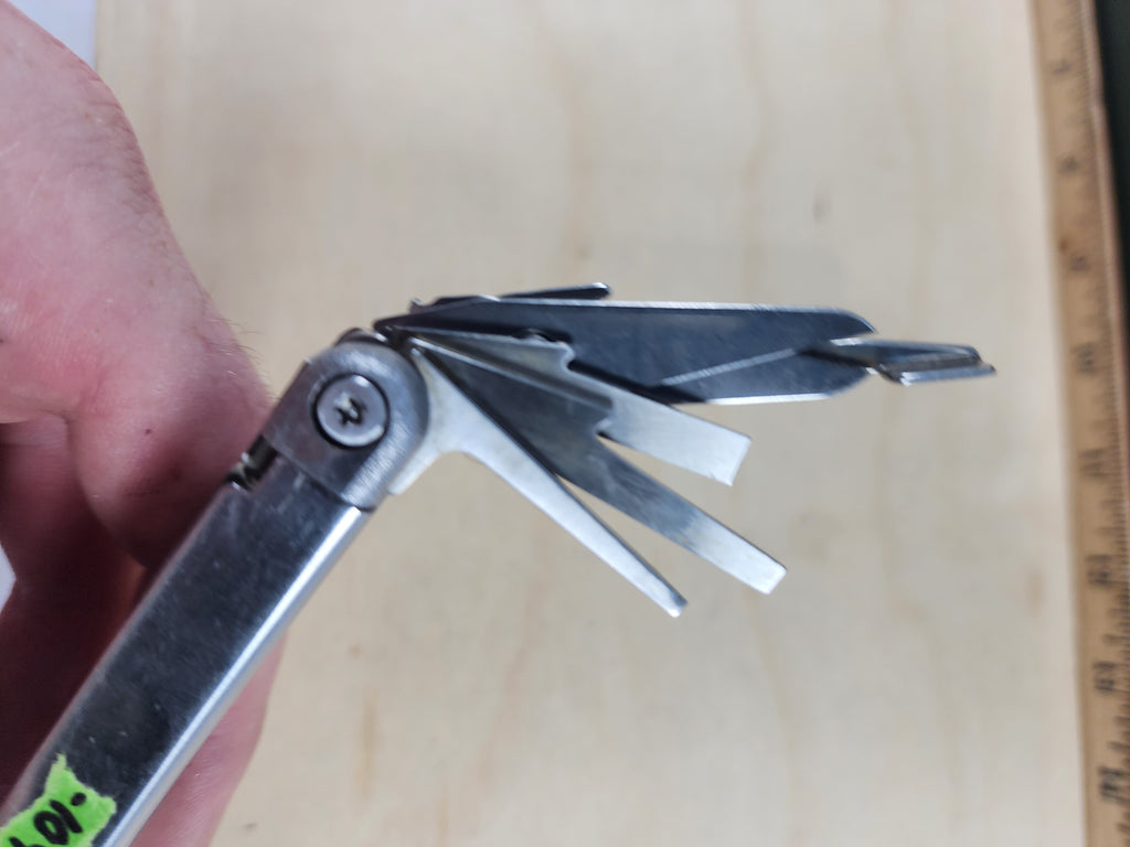 Leatherman Wave #-104 Original, light usage, dirty, possible rust 0100/1099