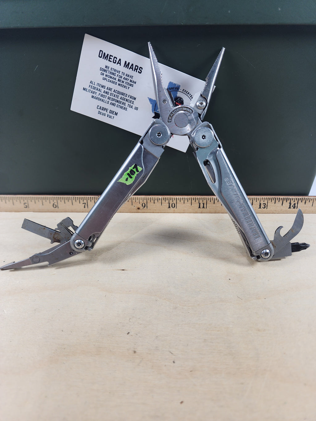 Leatherman Wave #-107 light usage, possible rust/dirty, small screw driver missing