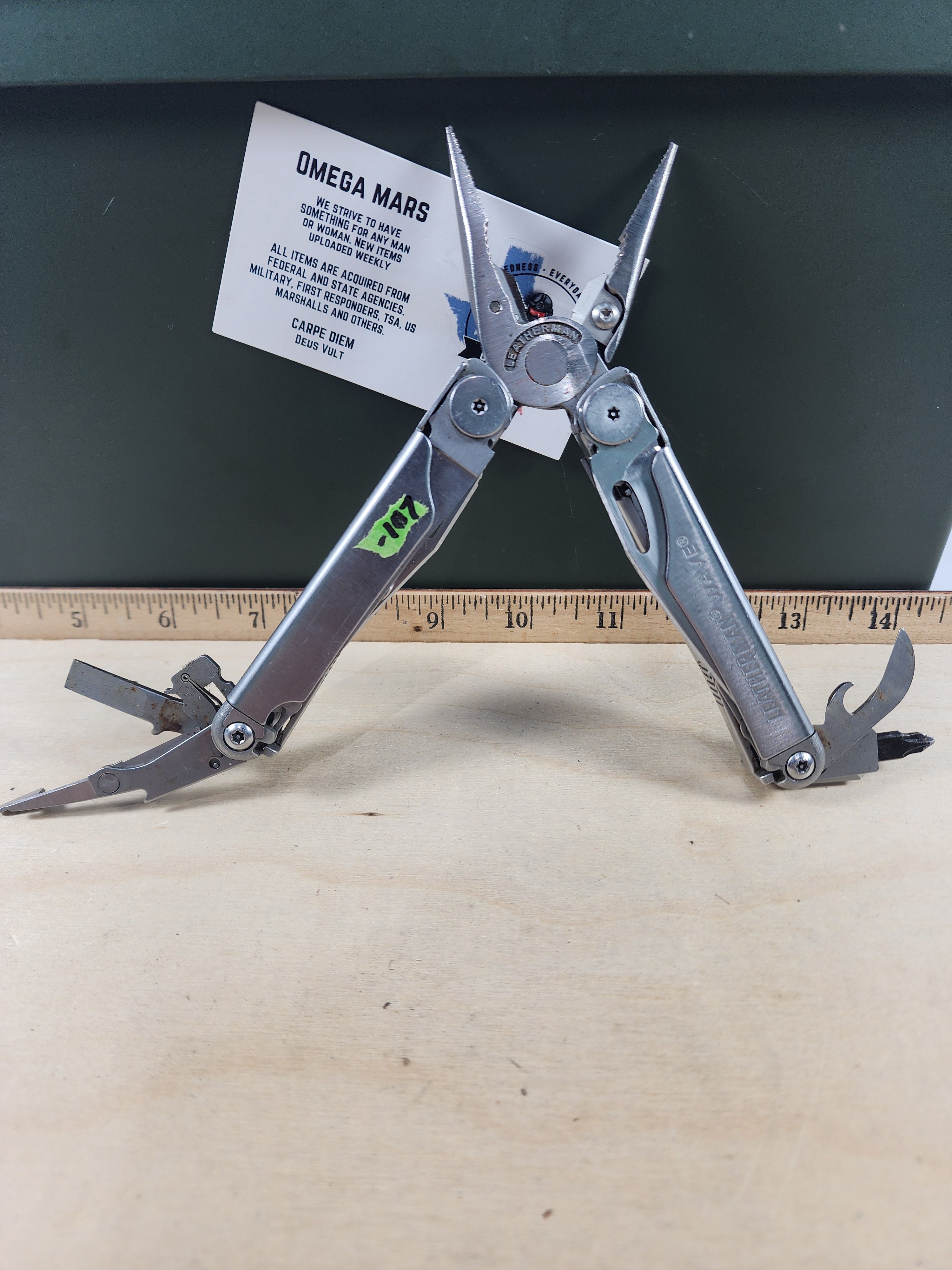 Leatherman Wave #-107 light usage, possible rust/dirty, small screw driver missing