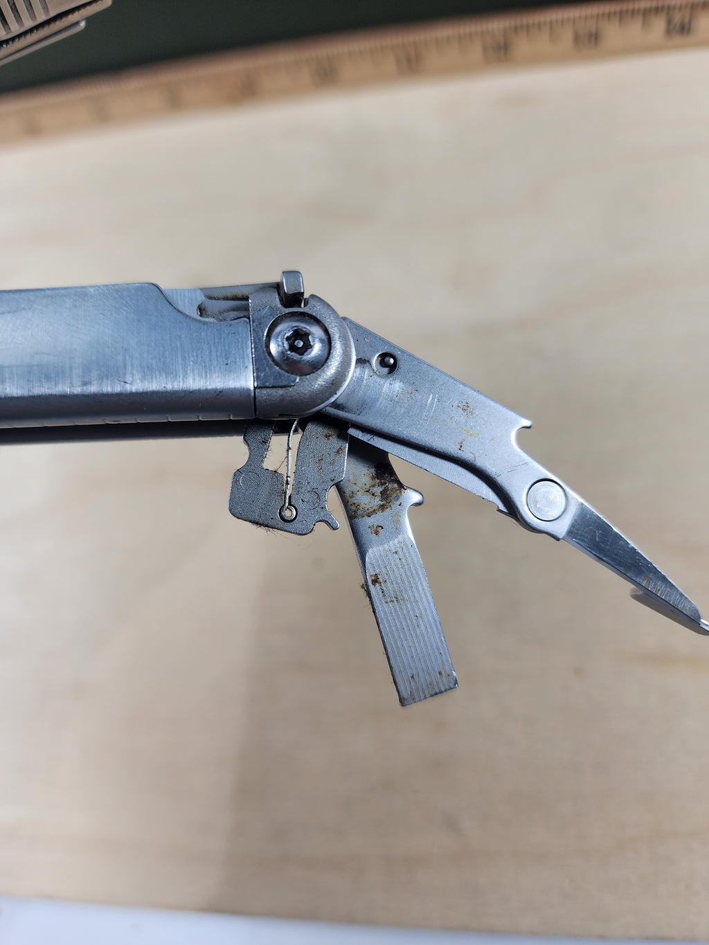 Leatherman Wave #-107 light usage, possible rust/dirty, small screw driver missing