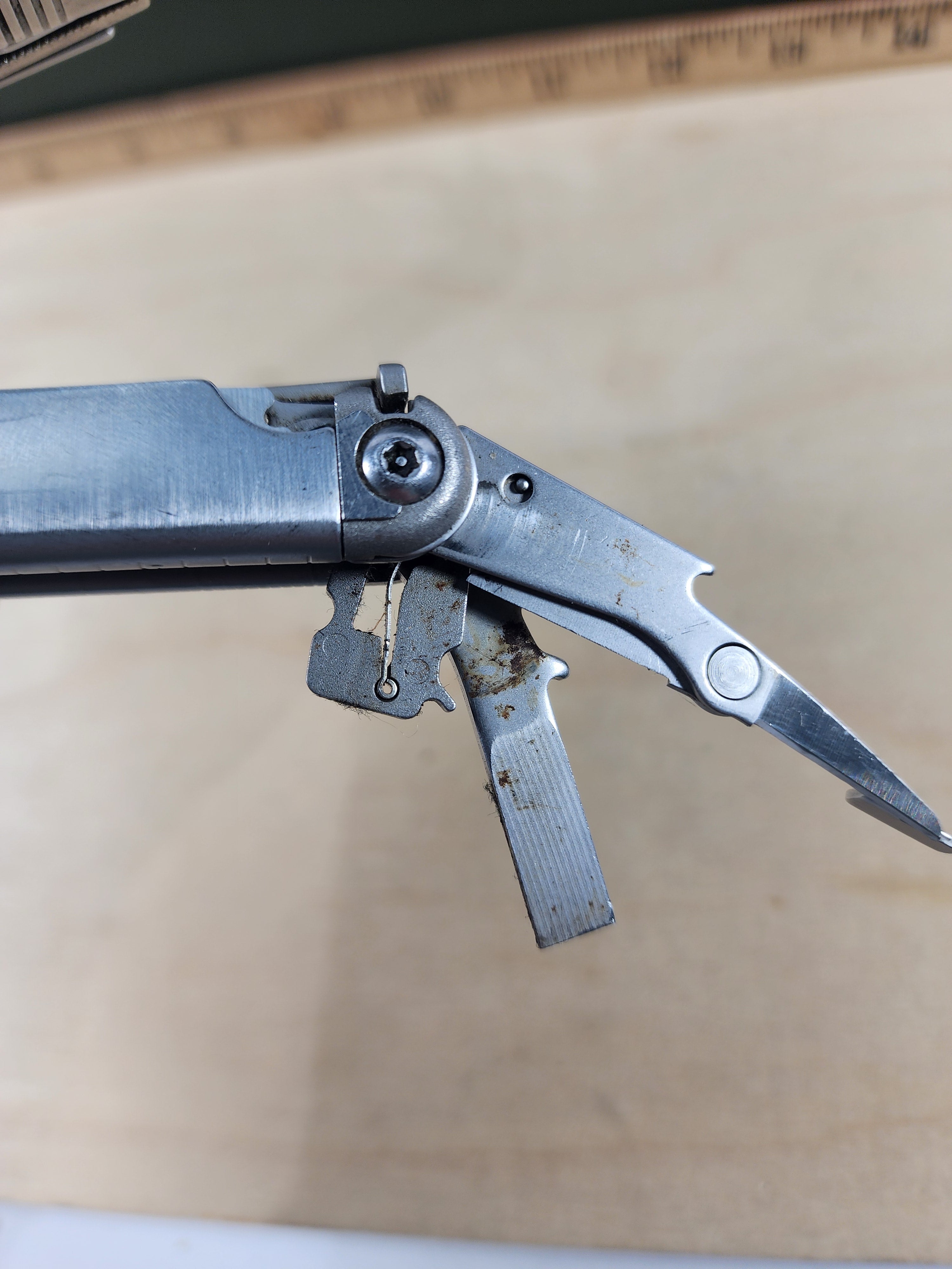 Leatherman Wave #-107 light usage, possible rust/dirty, small screw driver missing