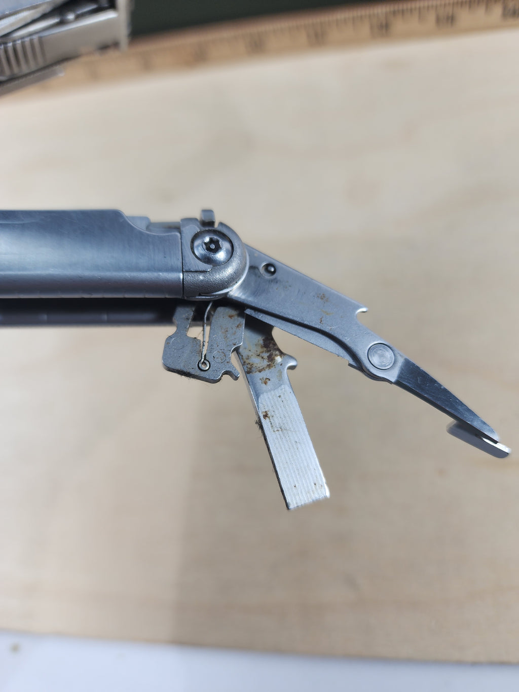 Leatherman Wave #-107 light usage, possible rust/dirty, small screw driver missing