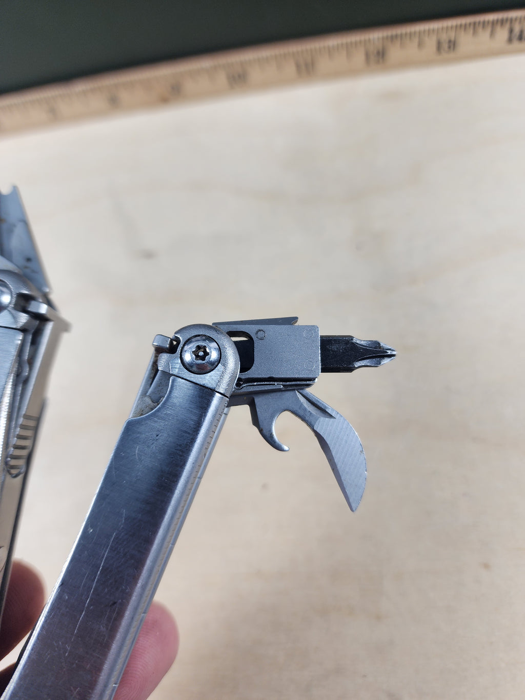 Leatherman Wave #-107 light usage, possible rust/dirty, small screw driver missing