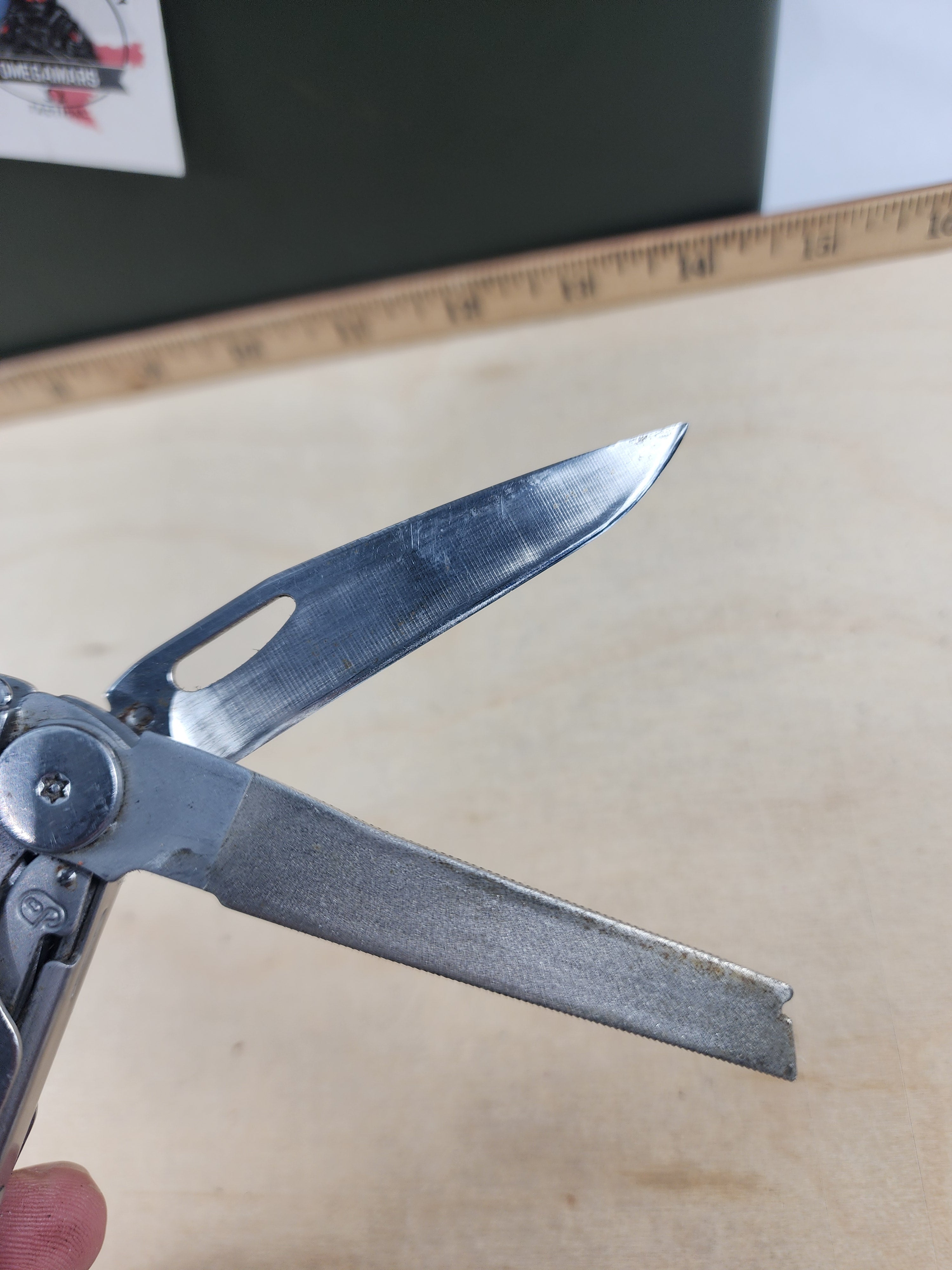 Leatherman Wave #-107 light usage, possible rust/dirty, small screw driver missing