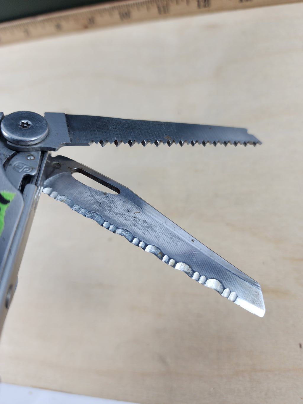 Leatherman Wave #-107 light usage, possible rust/dirty, small screw driver missing