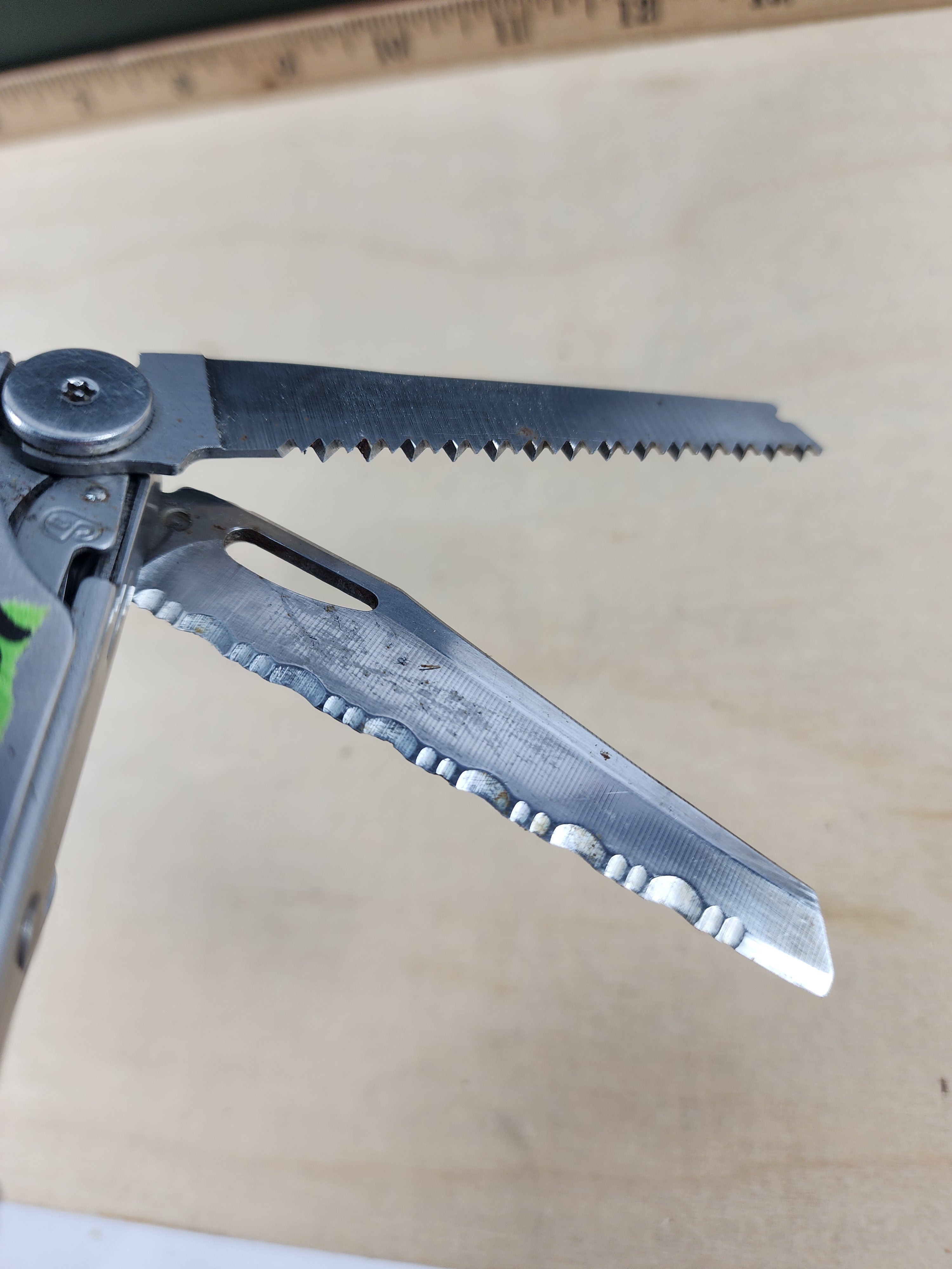 Leatherman Wave #-107 light usage, possible rust/dirty, small screw driver missing