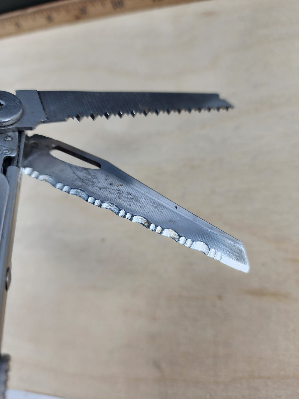 Leatherman Wave #-107 light usage, possible rust/dirty, small screw driver missing