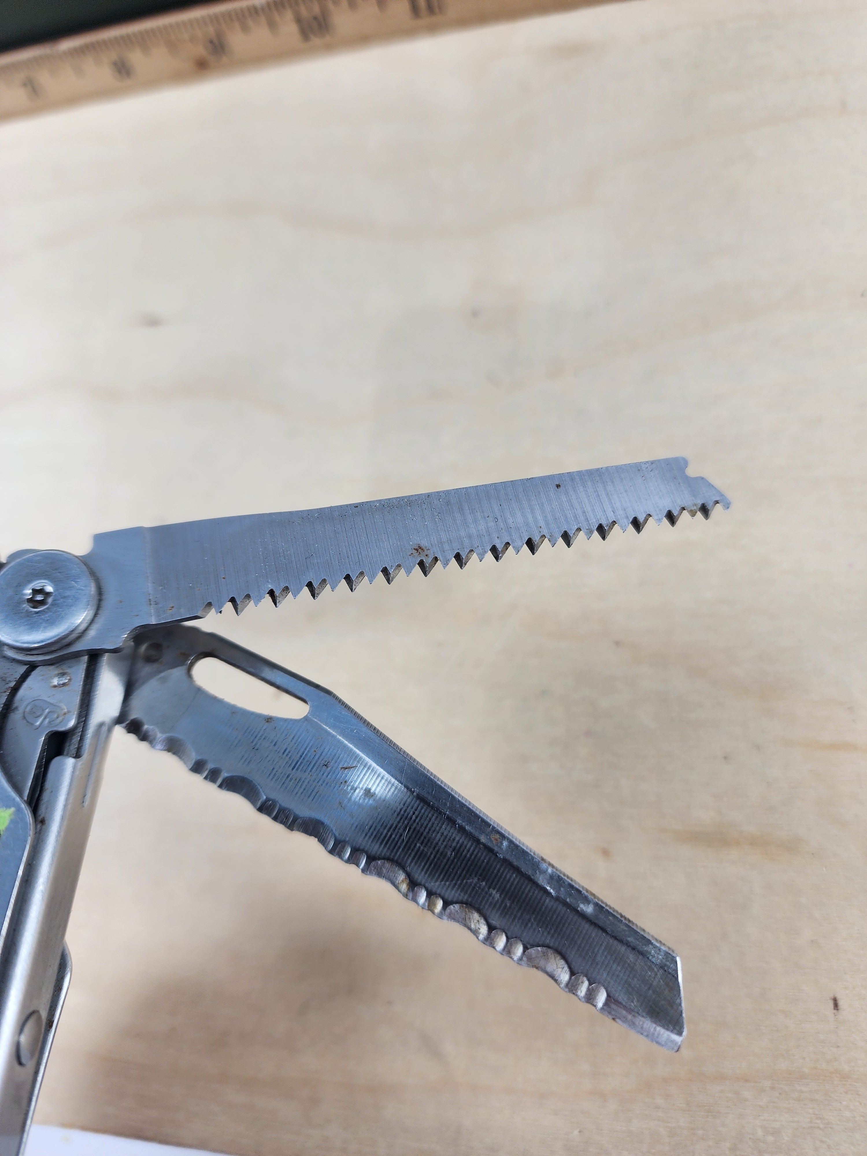 Leatherman Wave #-107 light usage, possible rust/dirty, small screw driver missing