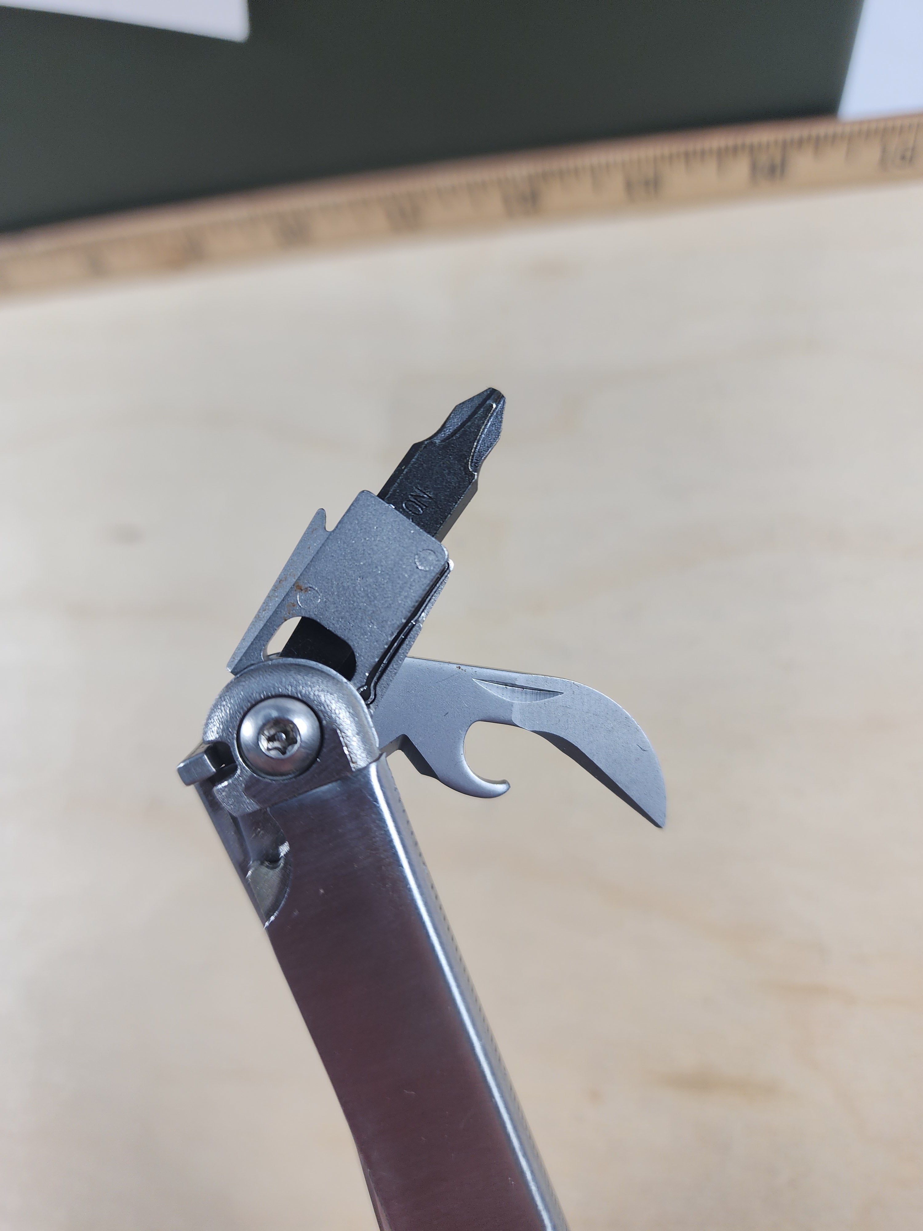 Leatherman Wave #-108 light usage, dirty, knife chipped