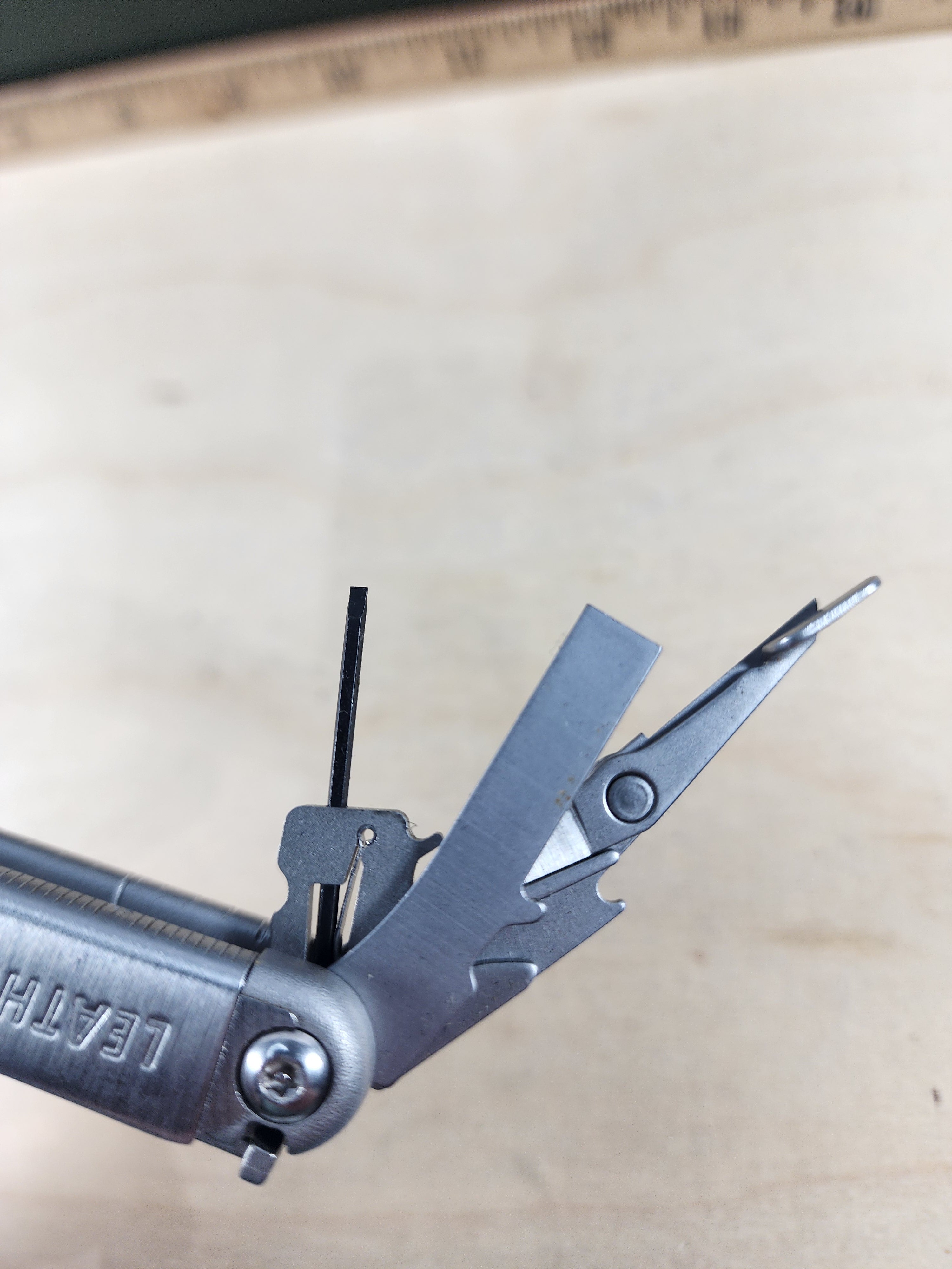 Leatherman Wave #-108 light usage, dirty, knife chipped