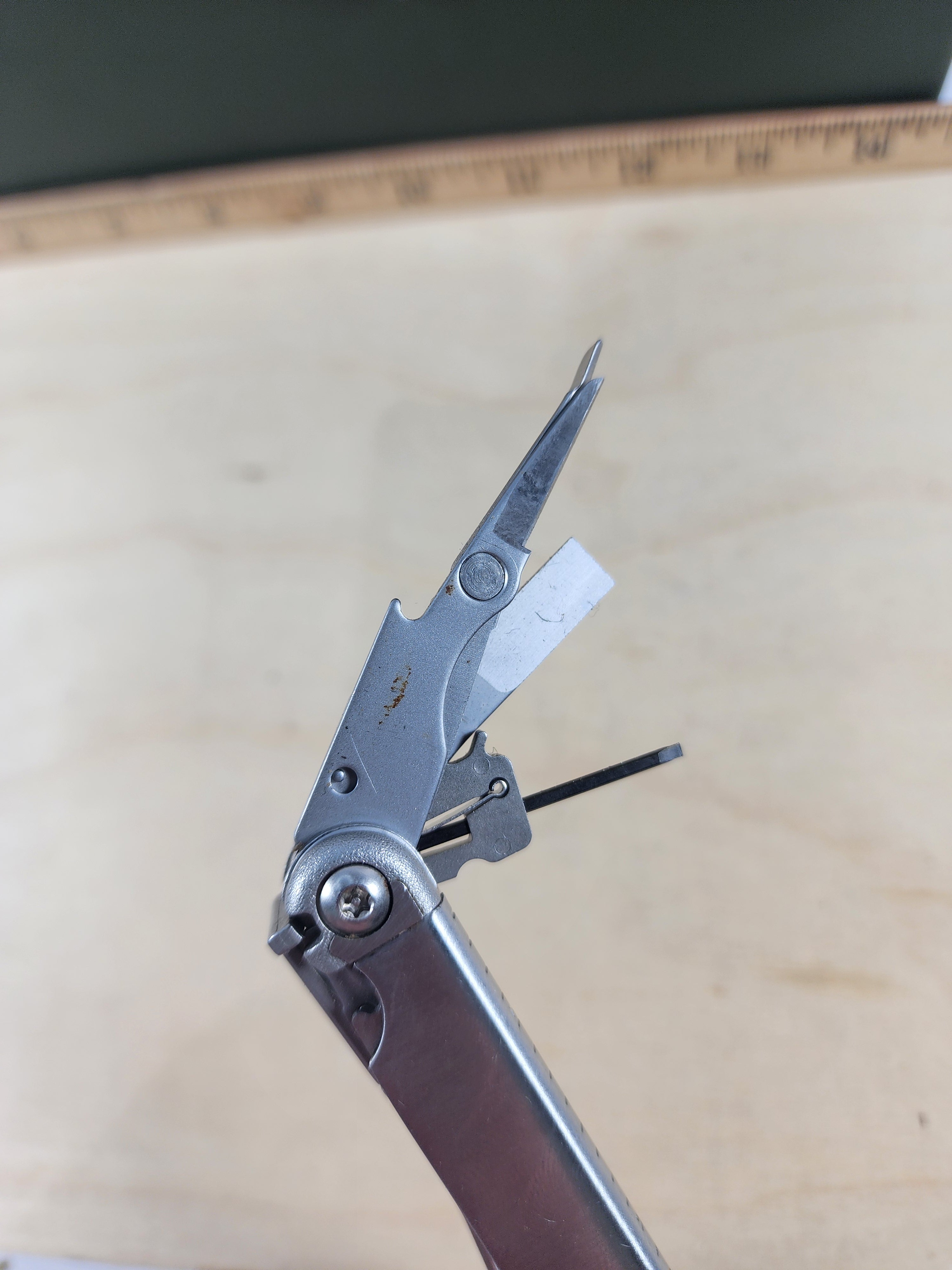 Leatherman Wave #-108 light usage, dirty, knife chipped
