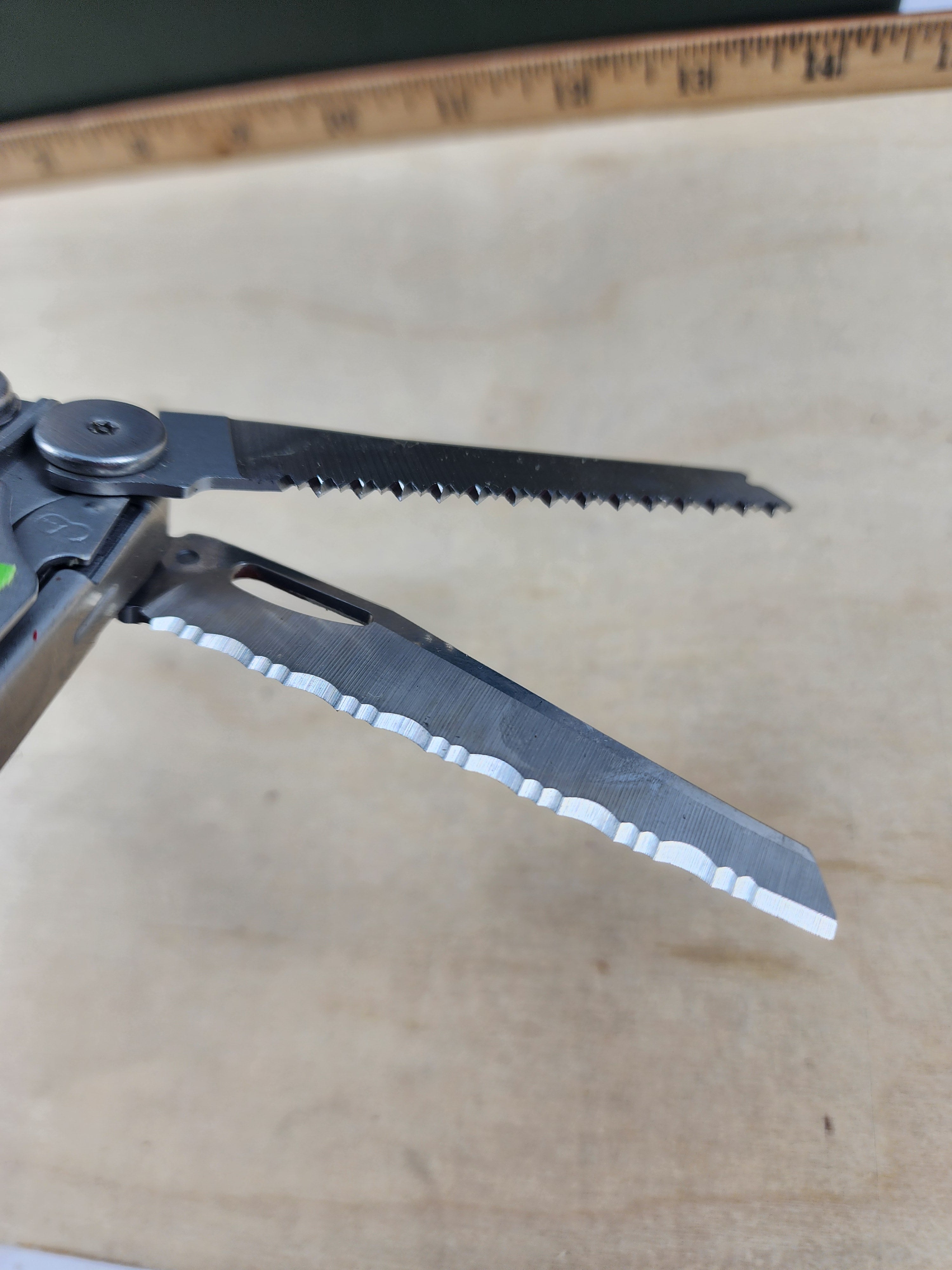 Leatherman Wave #-108 light usage, dirty, knife chipped