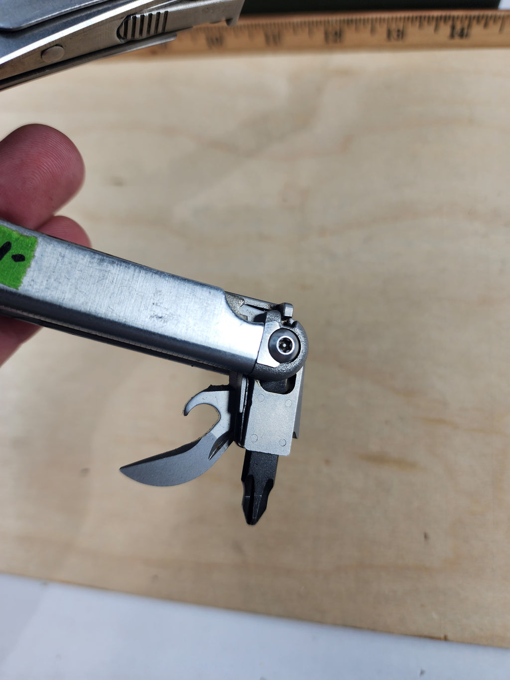 Leatherman Wave Plus #-111 Dirty, rust is present