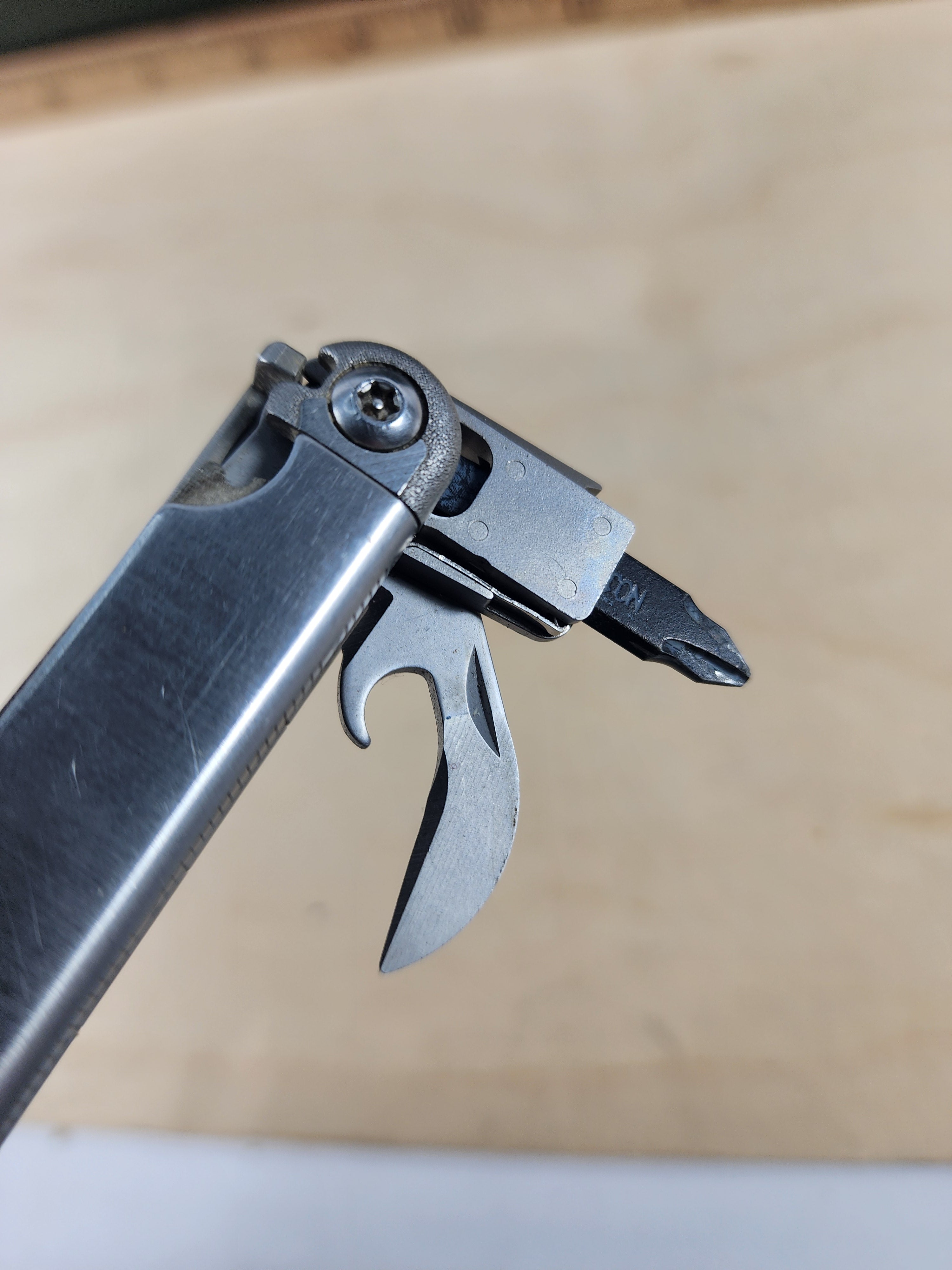 Leatherman Wave Plus #-112 Dirty, spots of rust, screw driver chipped
