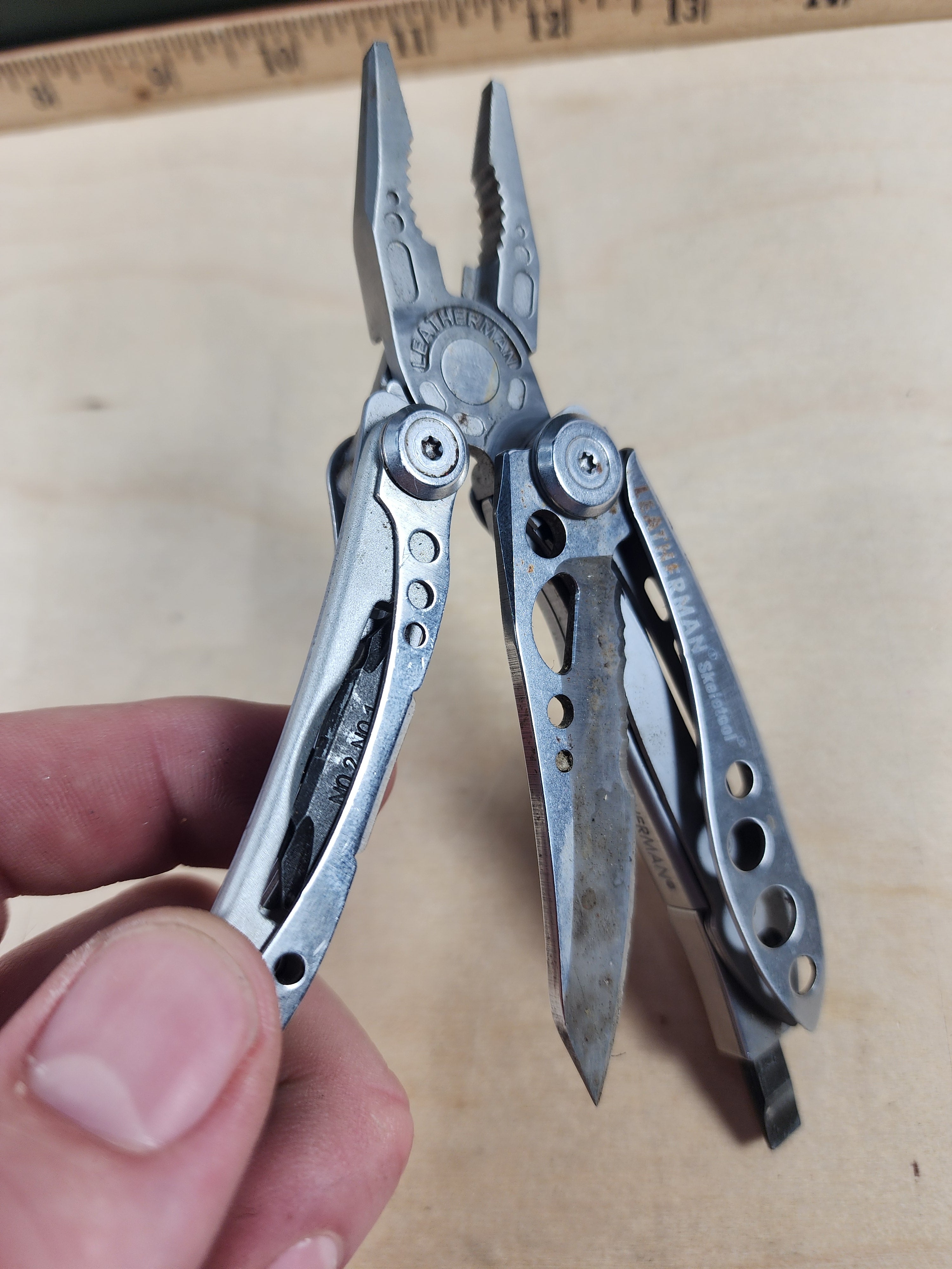 Leatherman Skeletool #-133 Blade chipped, very dirty