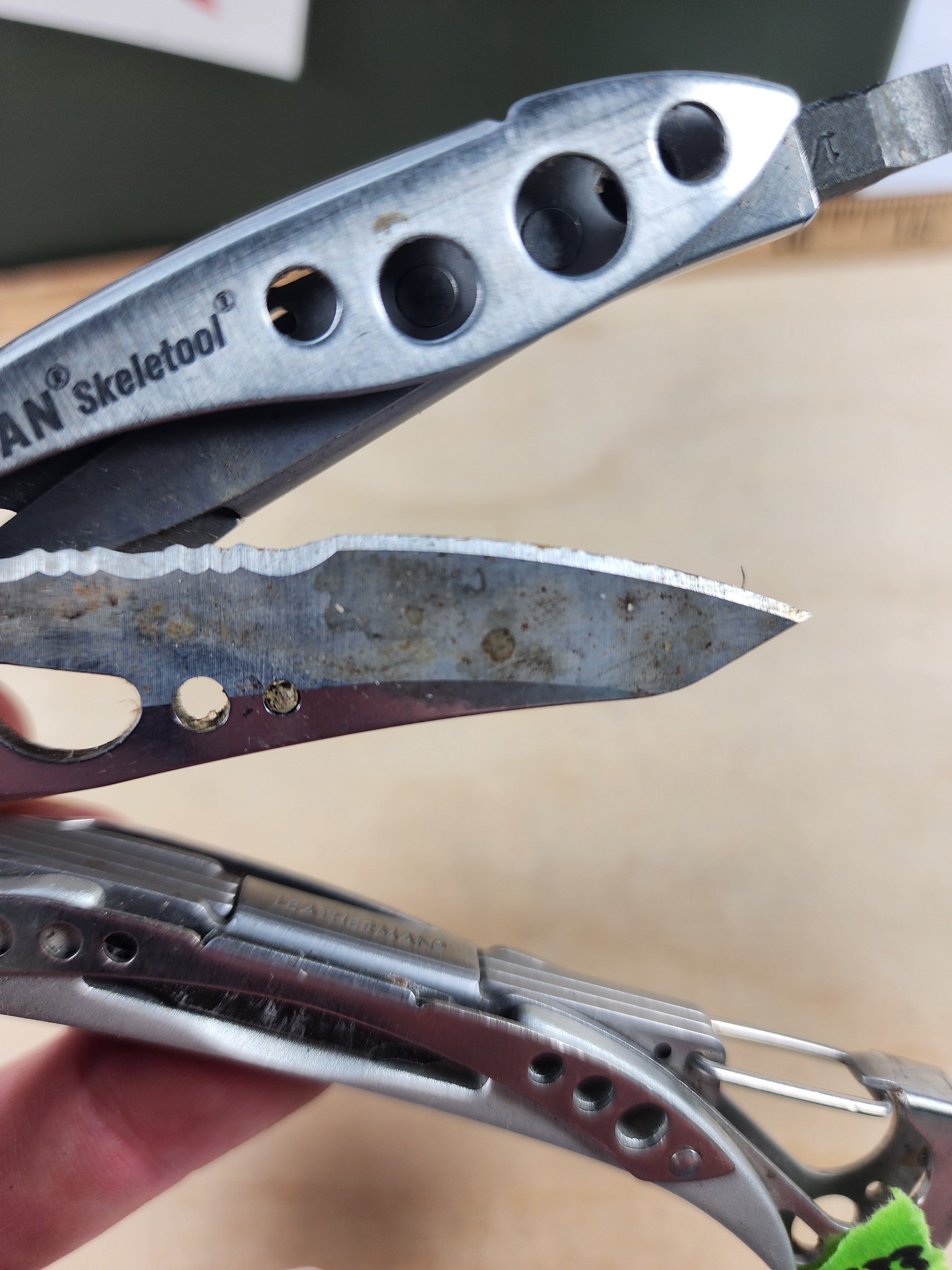Leatherman Skeletool #-133 Blade chipped, very dirty