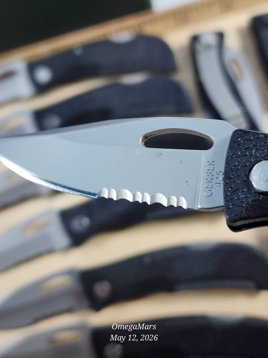 Gerber E-Z Out Skeleton Serrated/Plain - E-Z Out Junior Serrated/Plain. E-Z Out DPSF