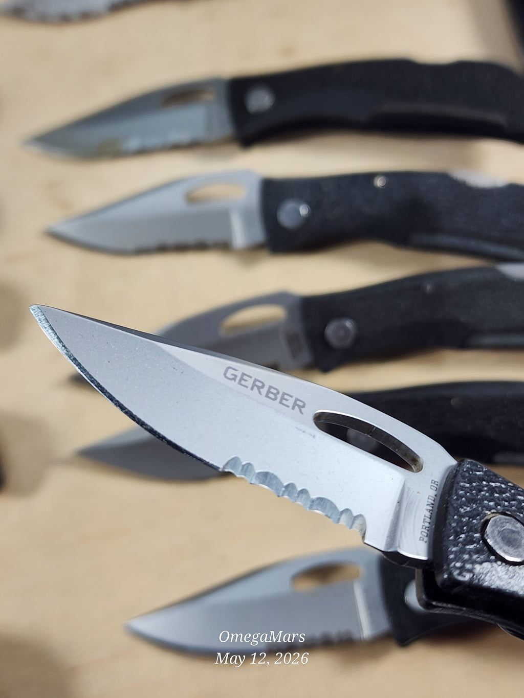 Gerber E-Z Out Skeleton Serrated/Plain - E-Z Out Junior Serrated/Plain. E-Z Out DPSF