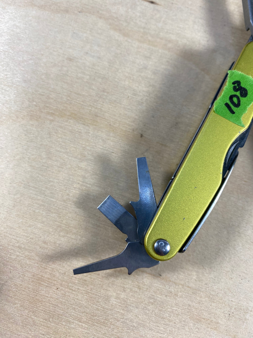 Leatherman Juice KF4 #108. Light usage. Chip on blade