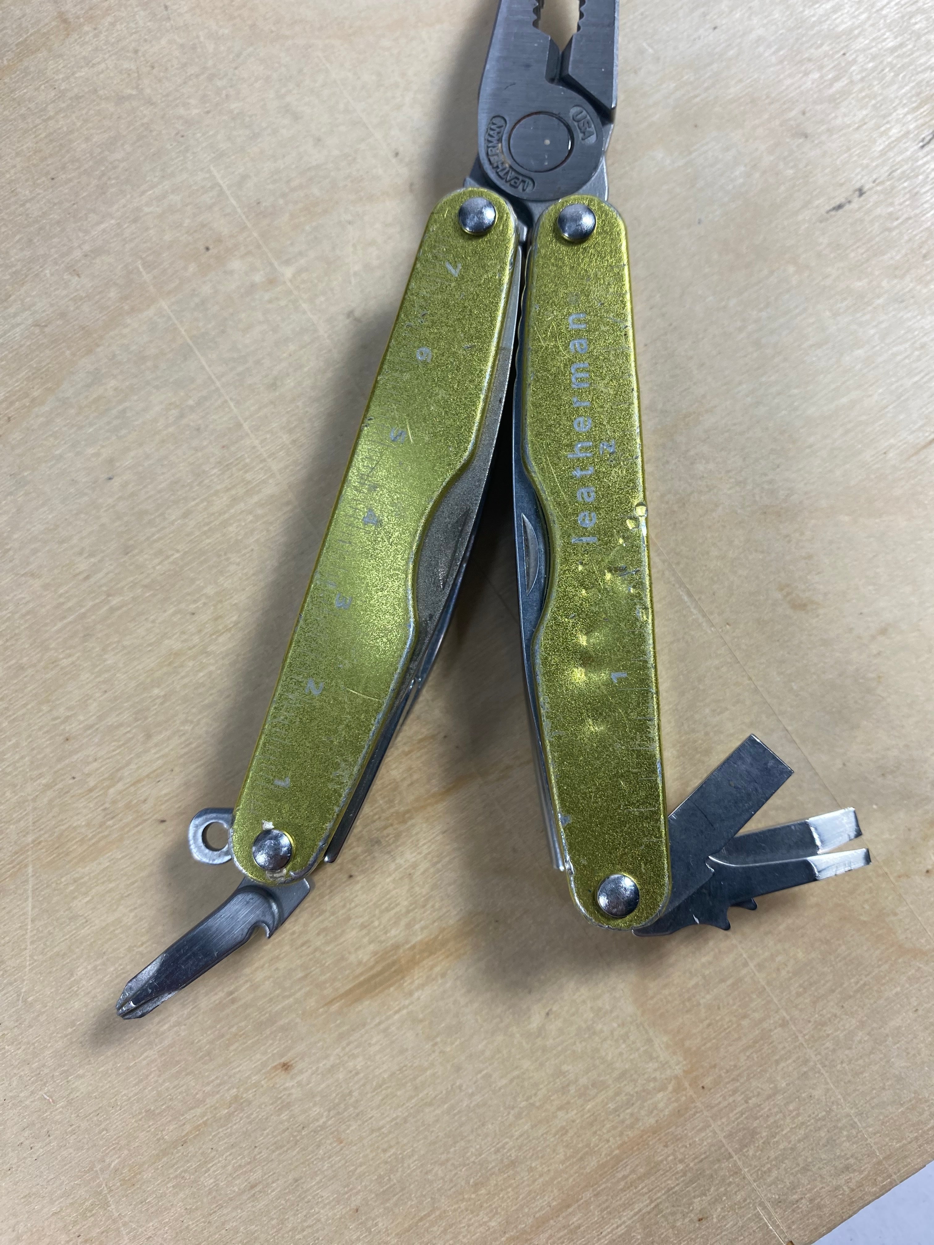 Leatherman Juice KF4 #110. Light usage. Handle bent and dirty.