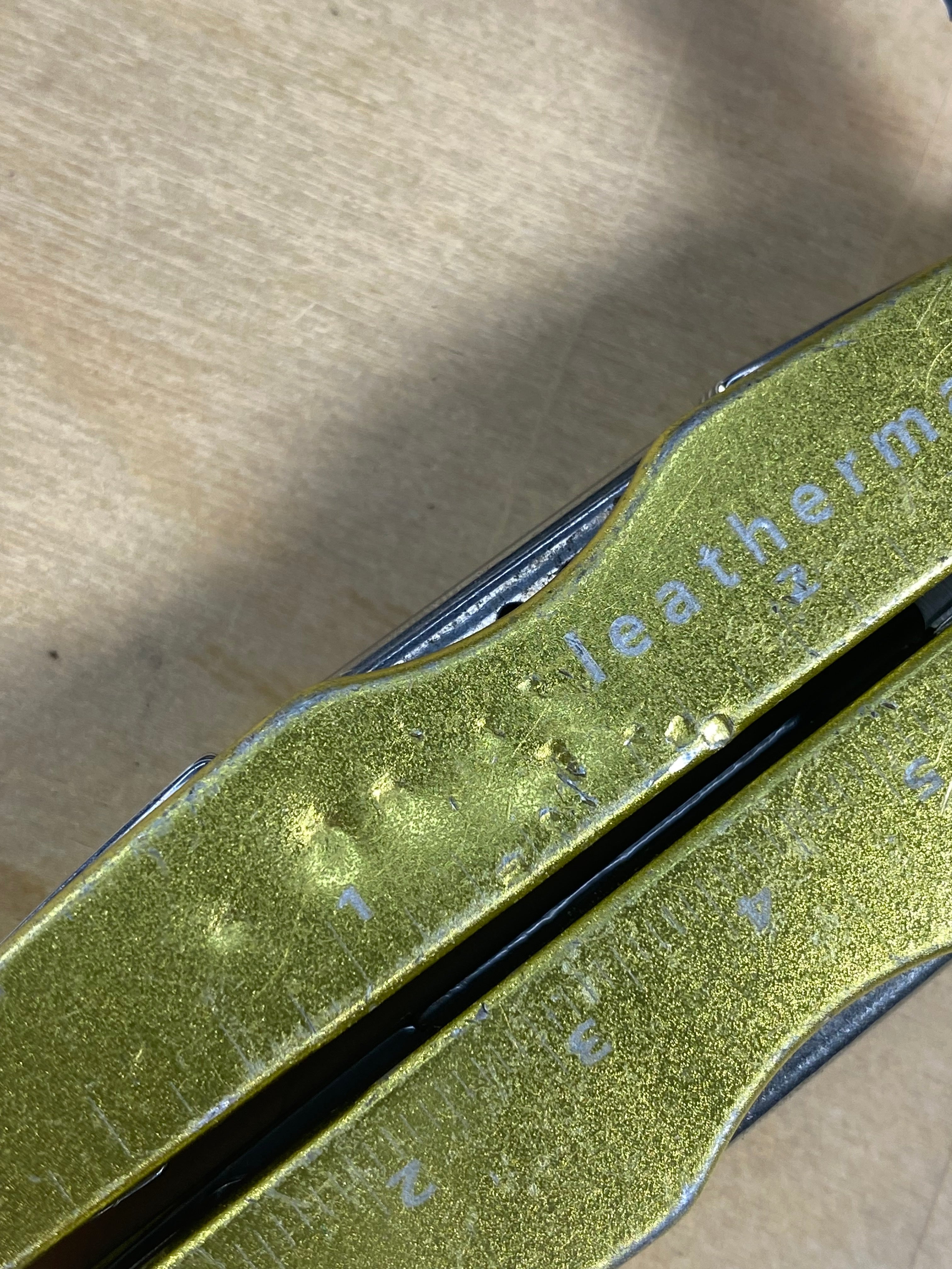 Leatherman Juice KF4 #110. Light usage. Handle bent and dirty.