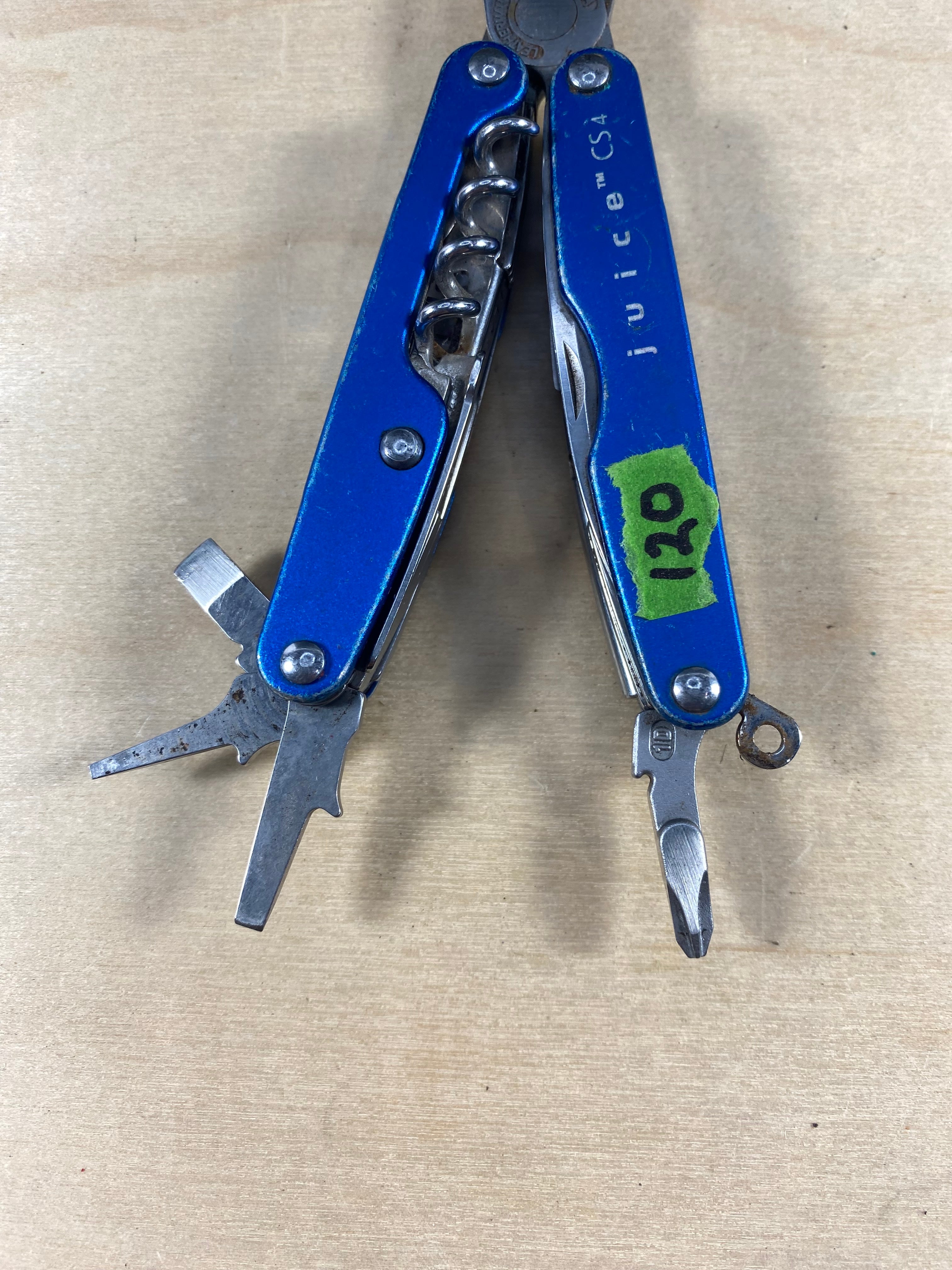 Leatherman Juice CS4 #120. Light usage. Needs oil and rust was observed.
