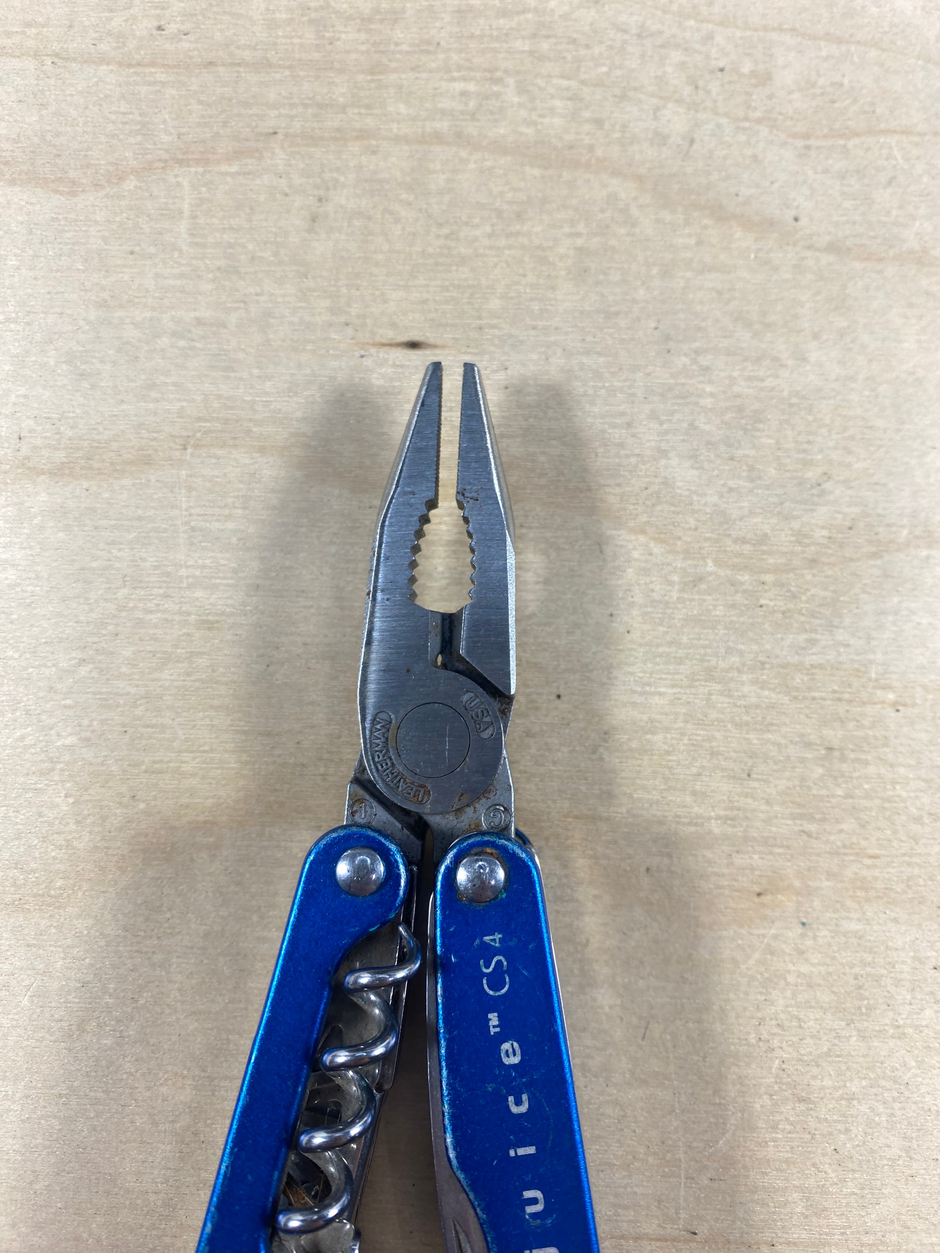 Leatherman Juice CS4 #120. Light usage. Needs oil and rust was observed.