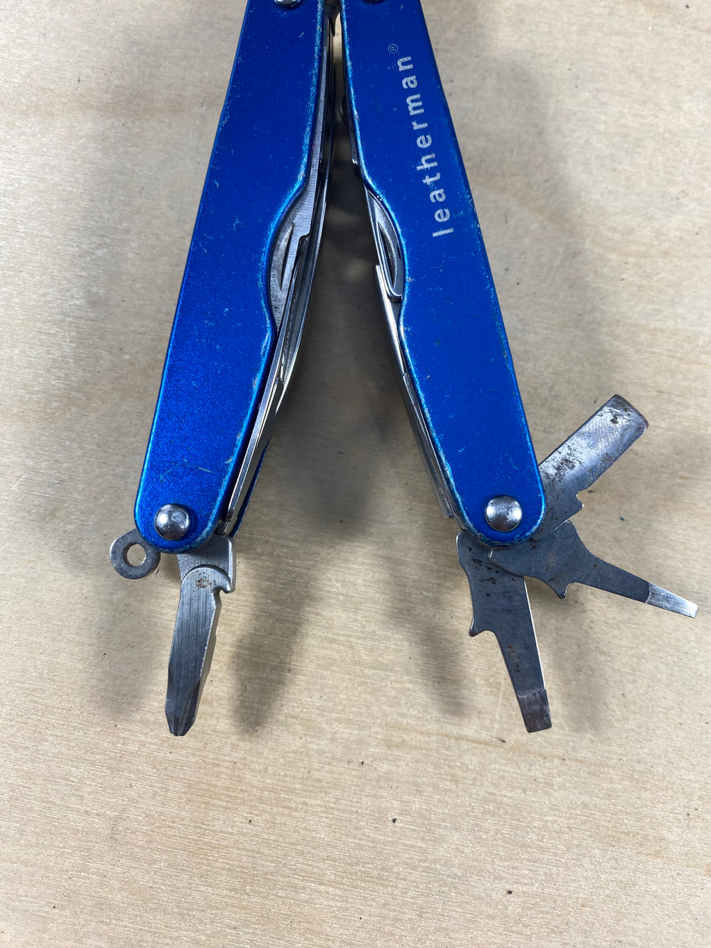 Leatherman Juice CS4 #120. Light usage. Needs oil and rust was observed.