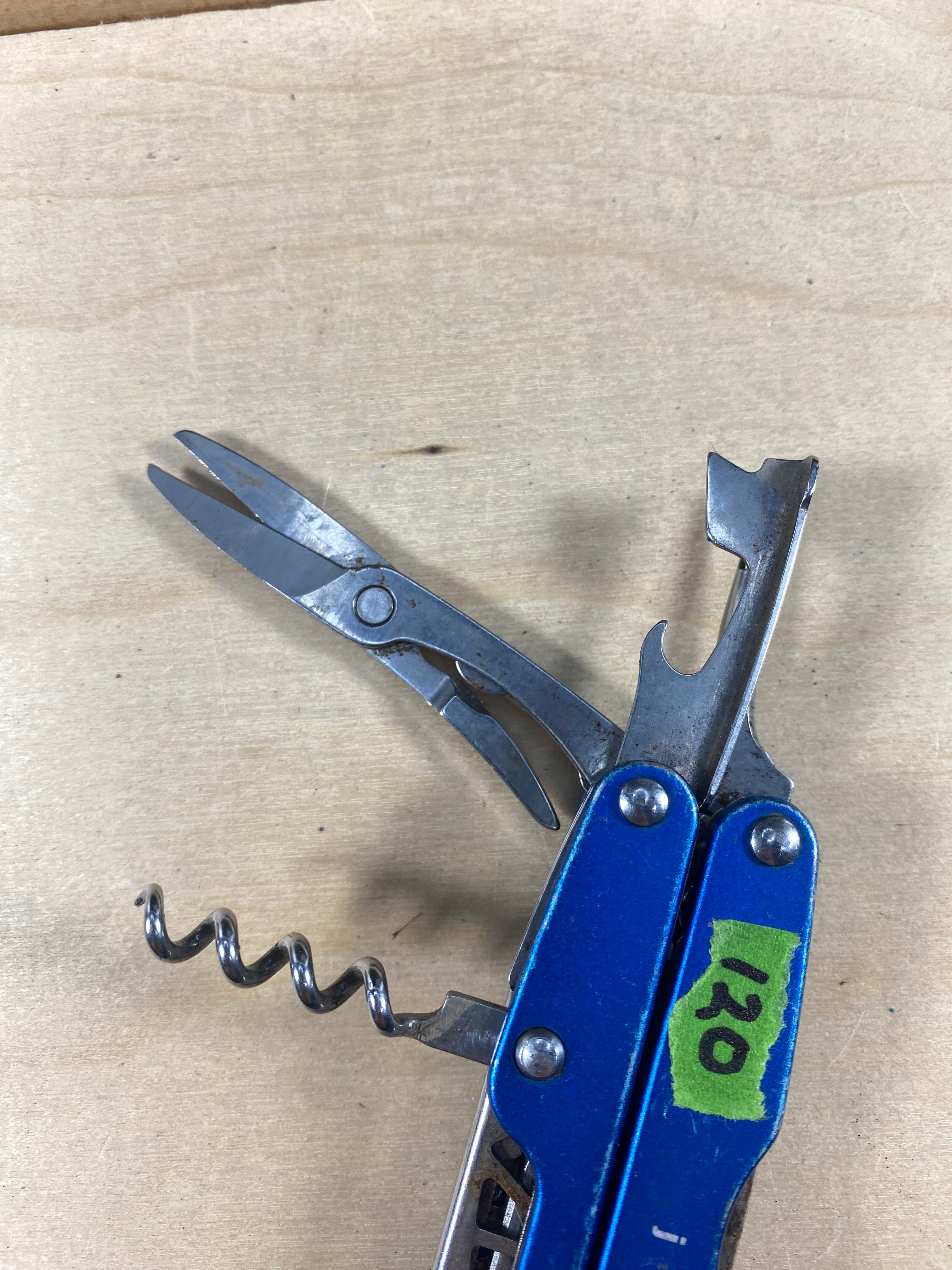 Leatherman Juice CS4 #120. Light usage. Needs oil and rust was observed.
