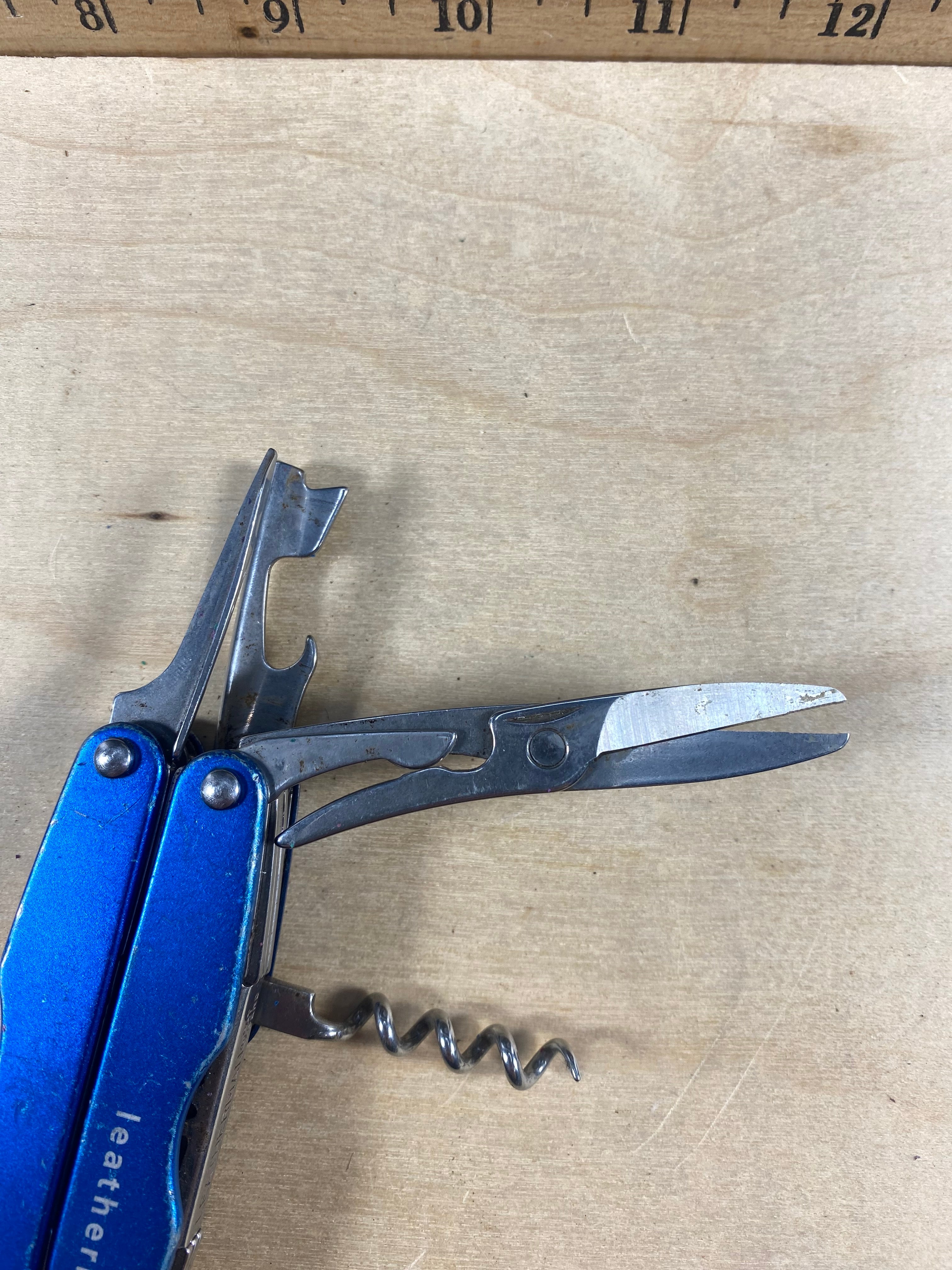 Leatherman Juice CS4 #120. Light usage. Needs oil and rust was observed.