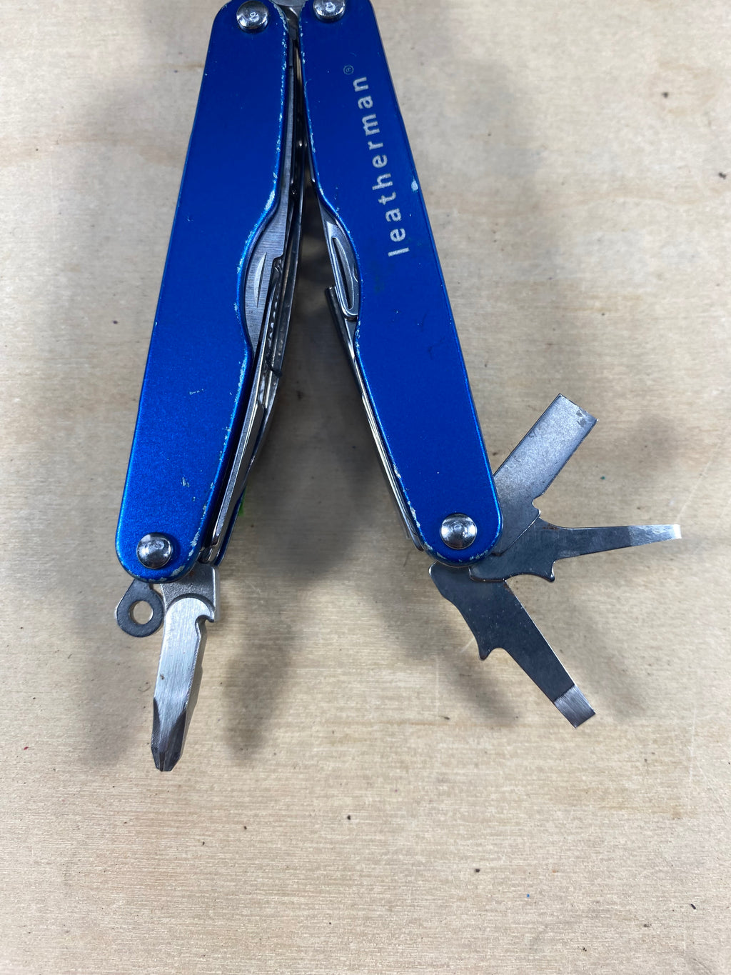 Leatherman Juice CS4 #121. Light usage. Tip broken.