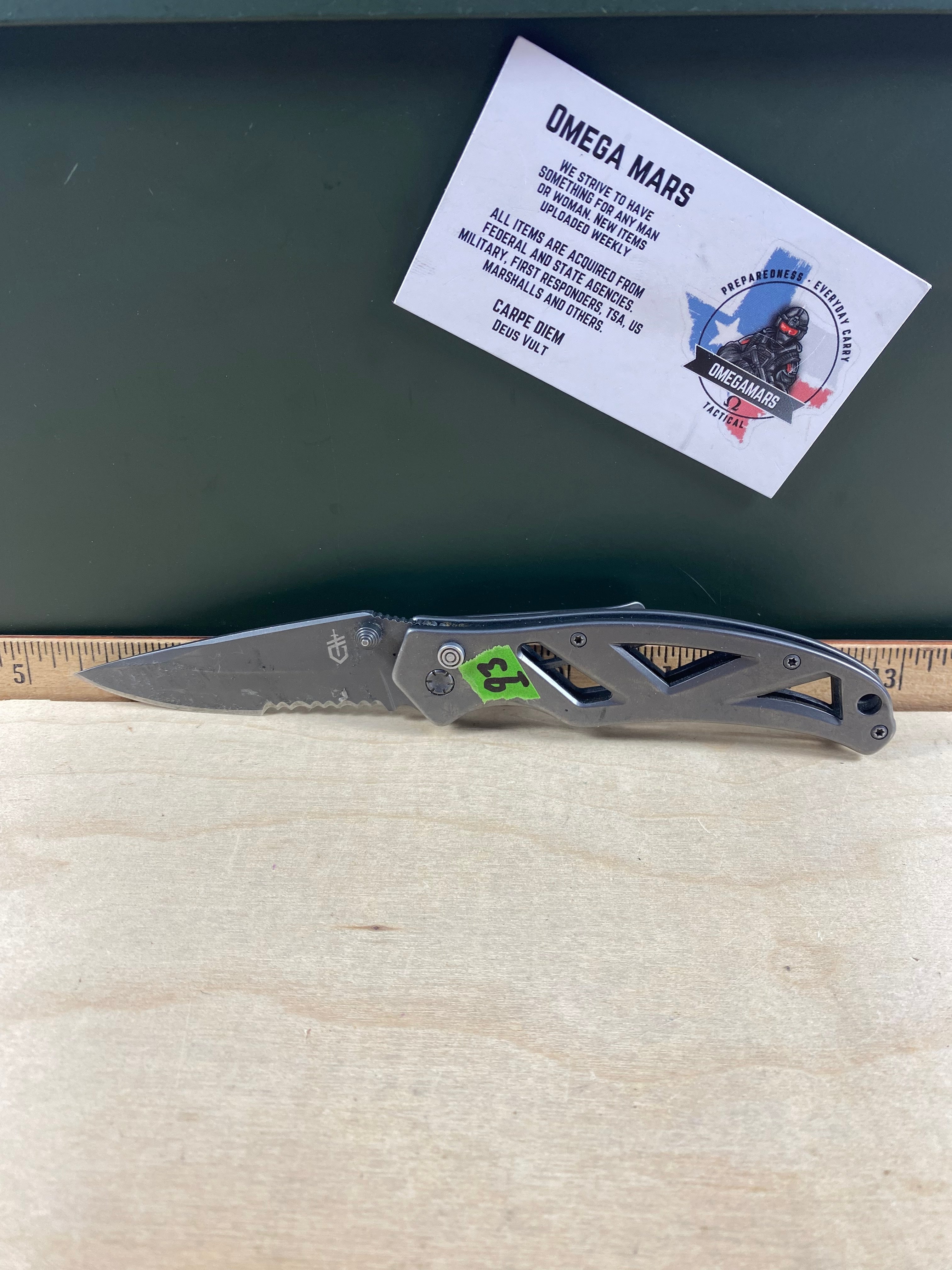 Gerber #93 Paraframe I Folding Knife. Light usage and dirty. (MSRP $35.00 NEW)