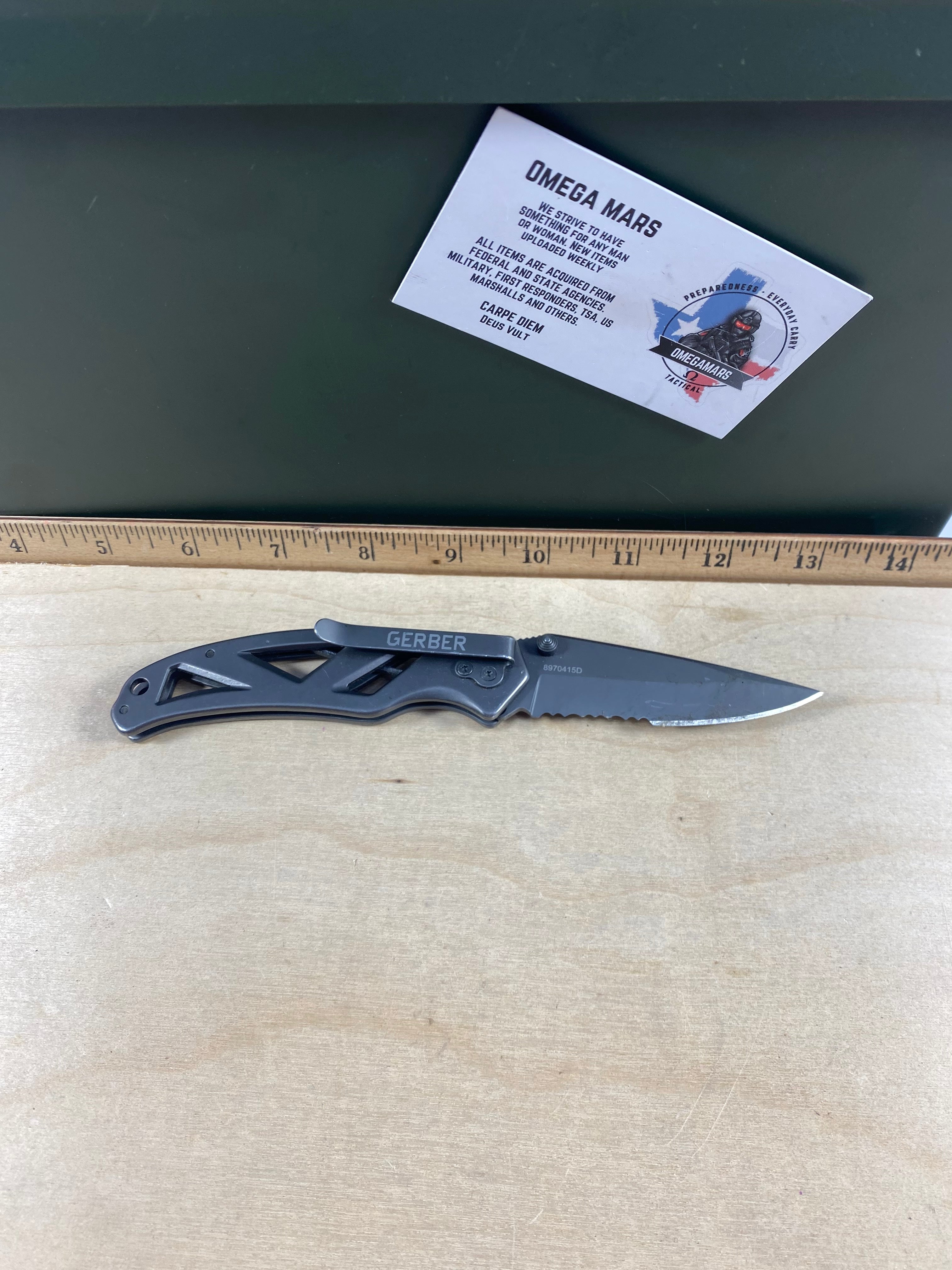 Gerber #93 Paraframe I Folding Knife. Light usage and dirty. (MSRP $35.00 NEW)