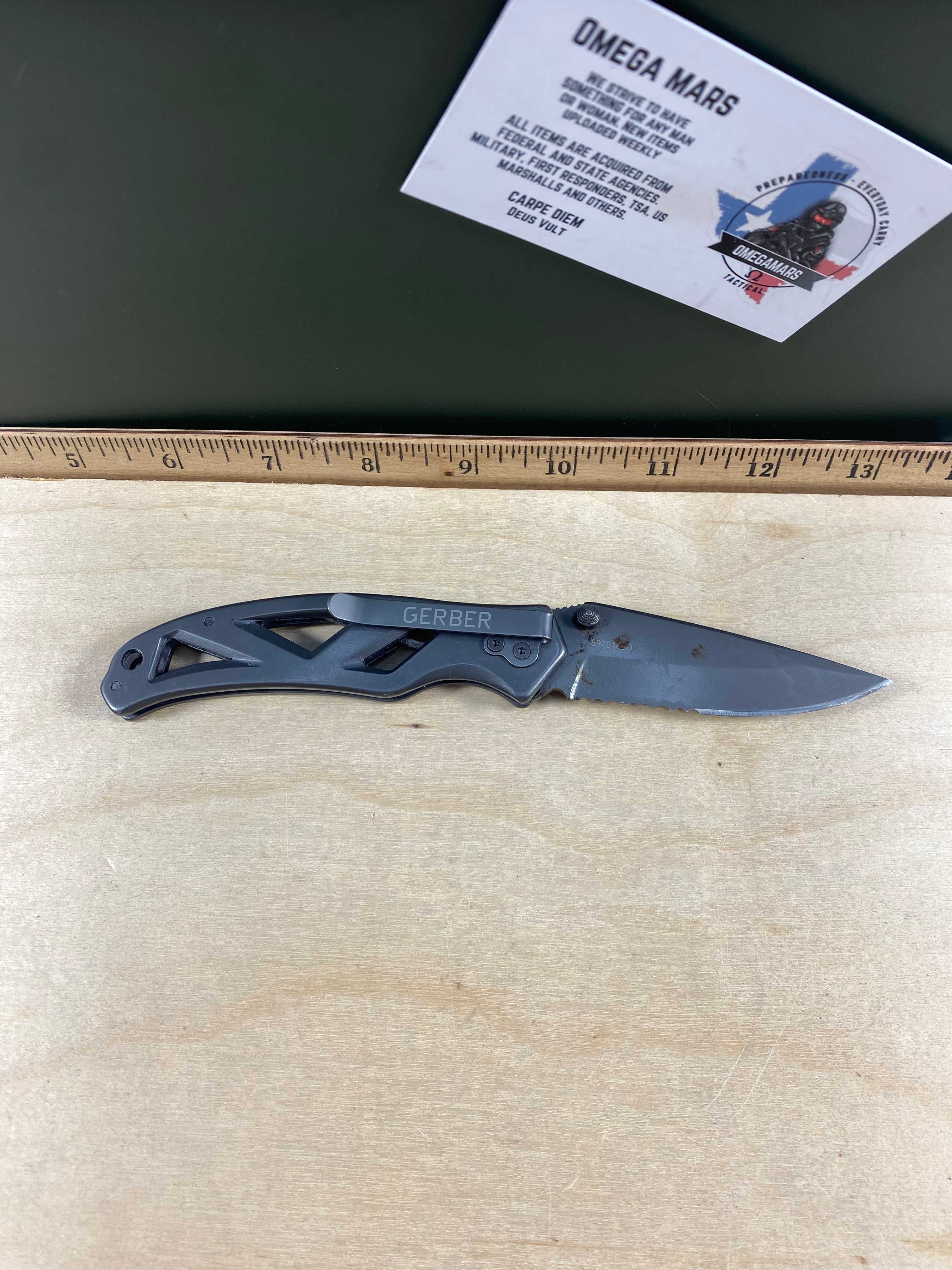 Gerber #94 Paraframe I Folding Knife. Light usage and dirty. (MSRP $35.00 NEW)