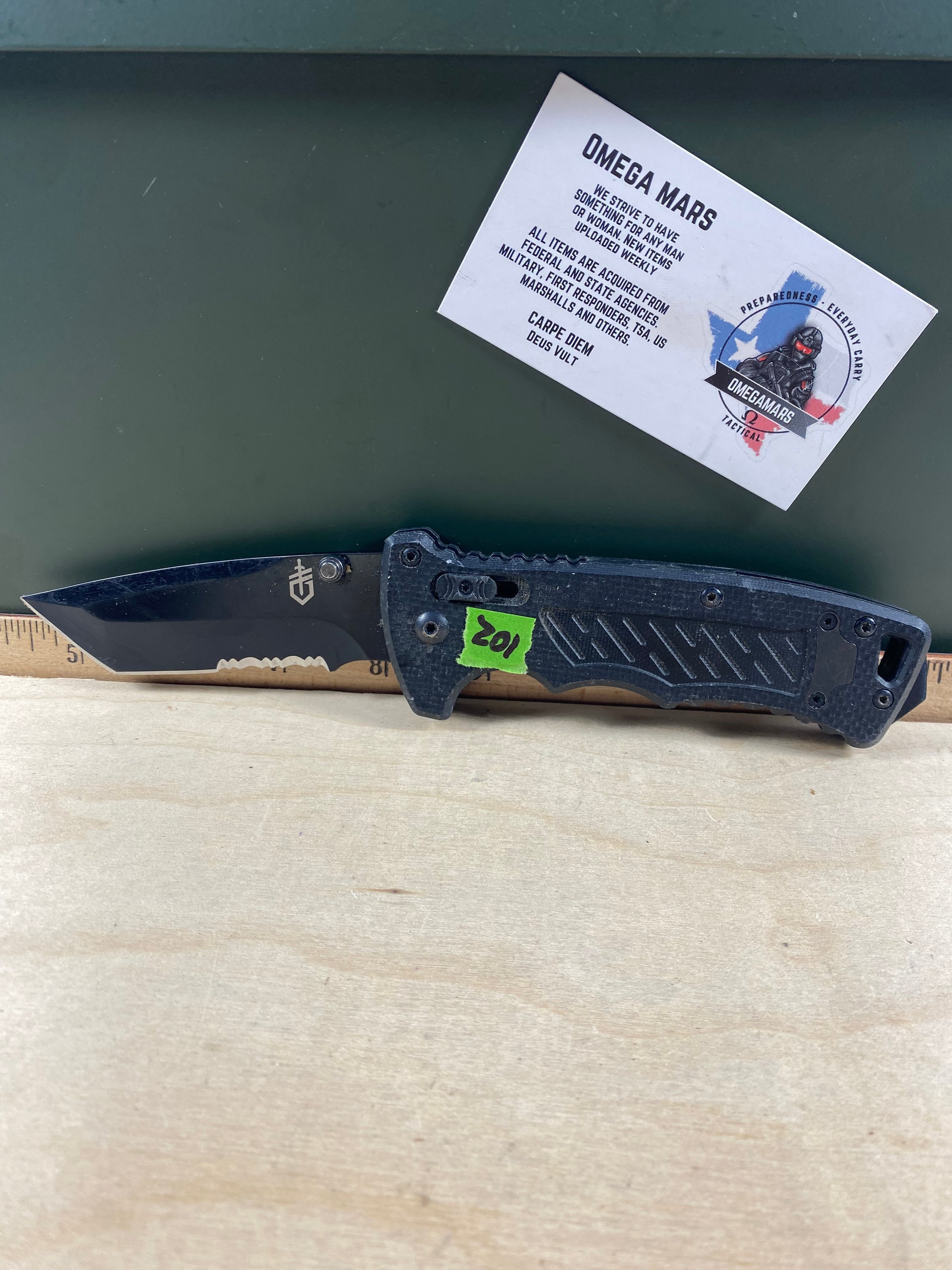 Gerber #102 DMF Manual Folding Knife. Light usage. Chips on blade.