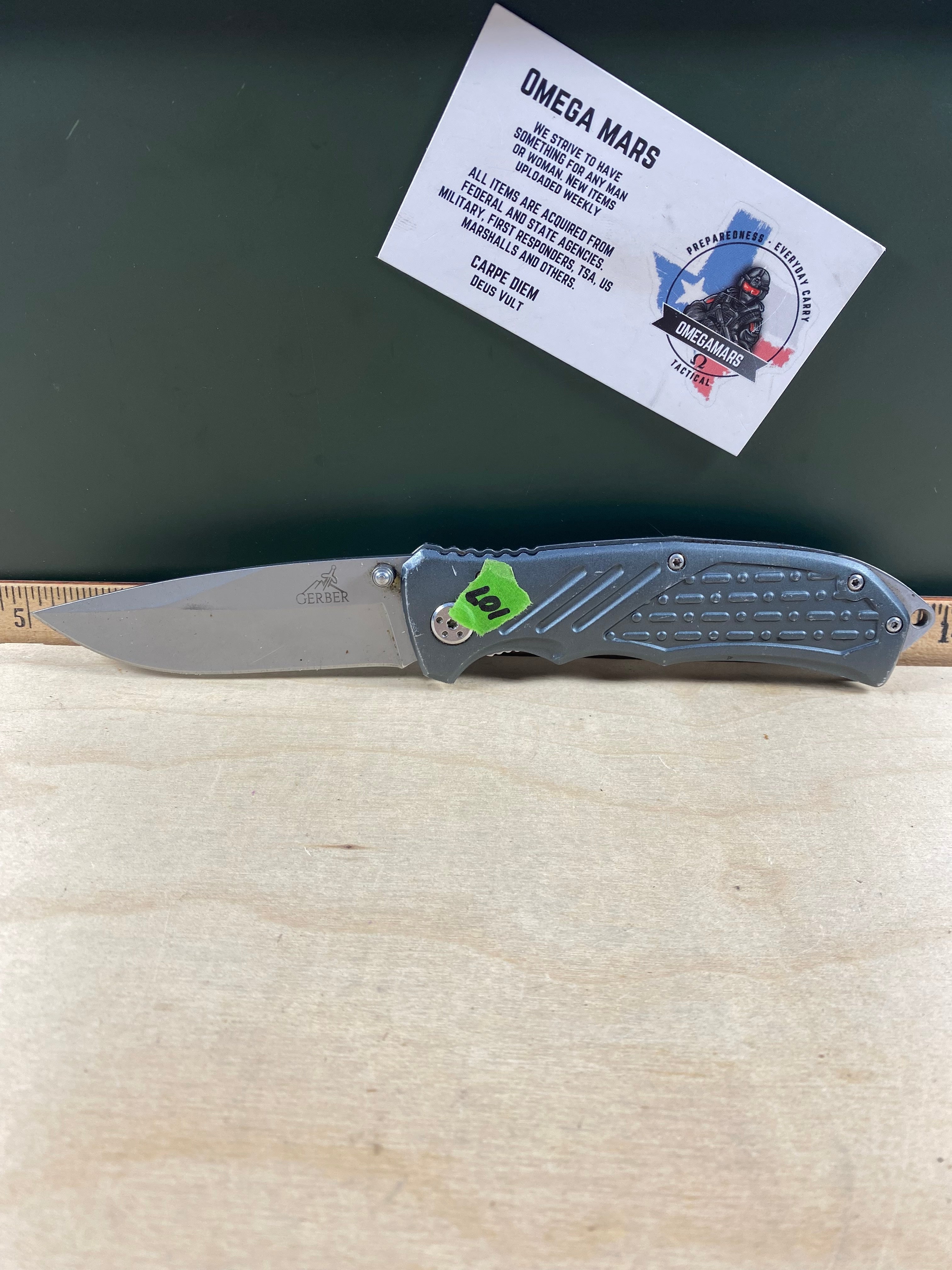 Gerber #107. Unknow model. Light usage. Dirty. Blade it's a little bit loose