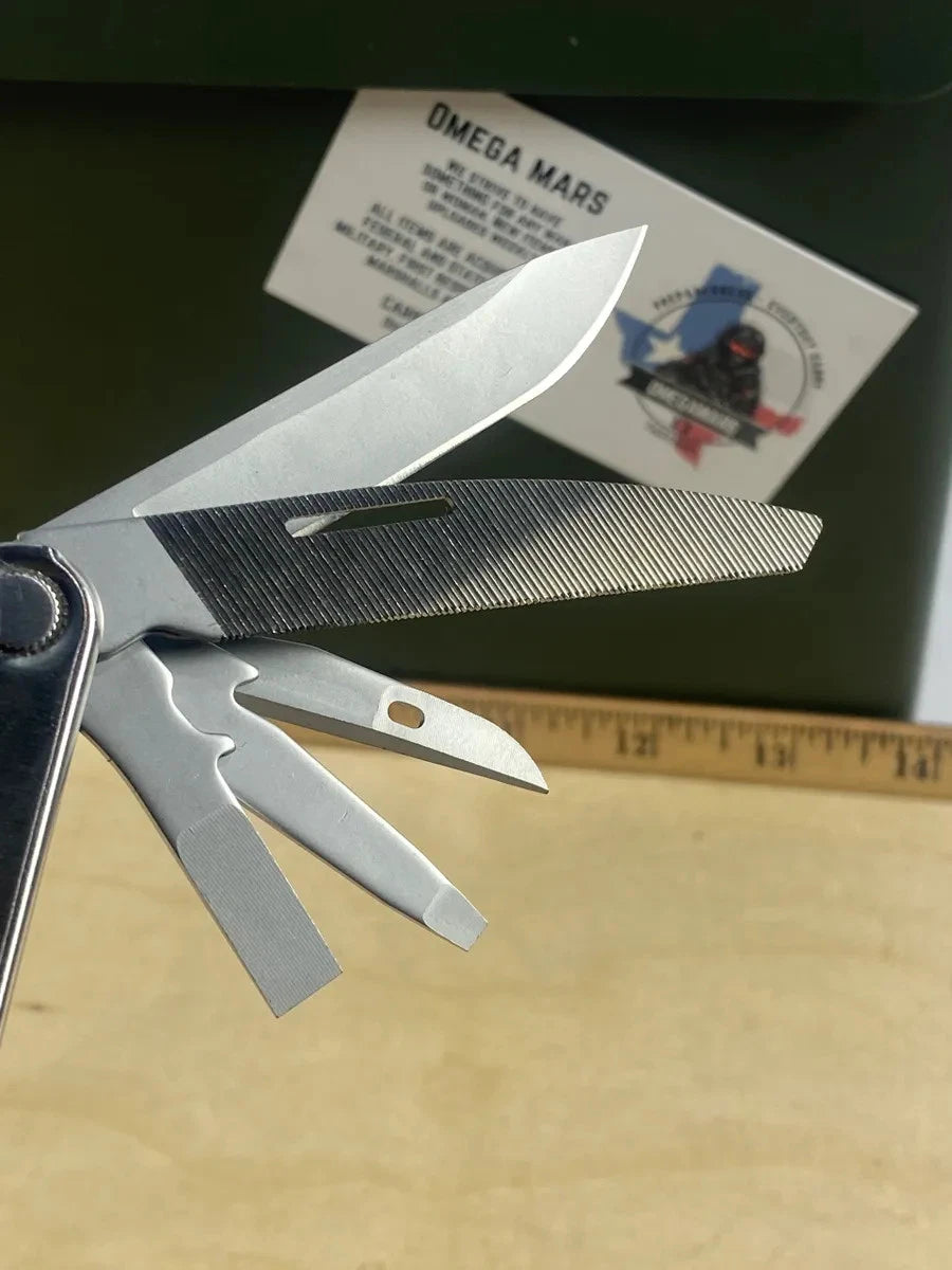 Leatherman Rebar #R6. Minimal usage. (MSRP $99.95 NEW)