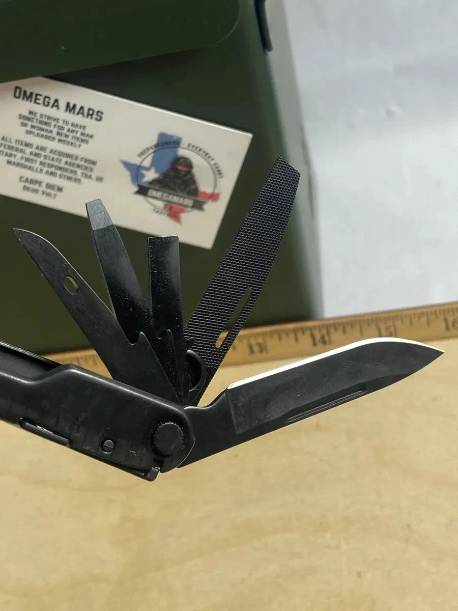 Leatherman Rebar #R10. Looks/feel brand new. (MSRP $99.95 NEW)