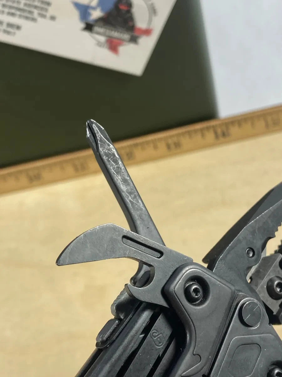 Leatherman OHT #O1. Light Scratches on handles but all tool look/feel brand new.