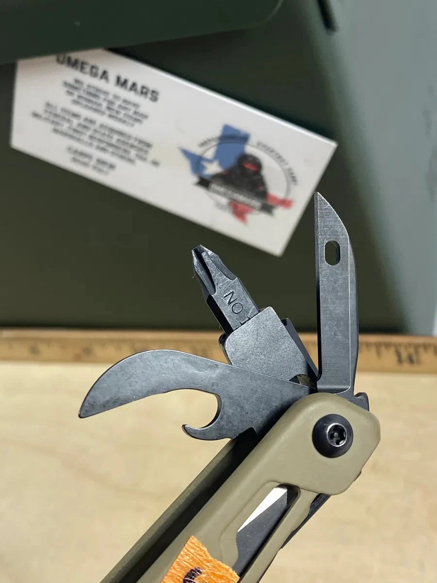 Leatherman Signal Coyote Tan #SG2. Looks/feel brand new (MSRP $149.95 NEW)